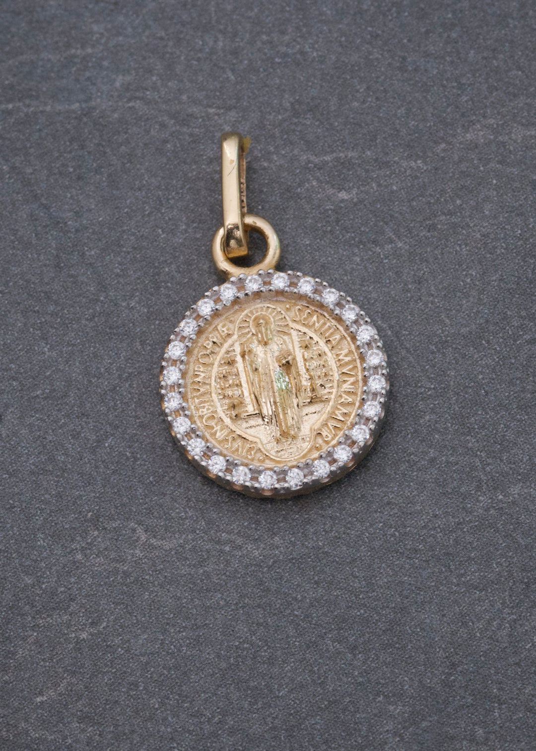 Dije San Benito con Swarovski Blanco y Negro 2.1gr / 2cm / 12mm — Oro Amarillo