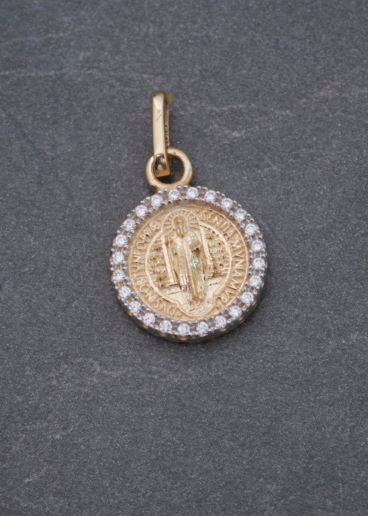 Dije San Benito con Swarovski Blanco y Negro 2.1gr / 2cm / 12mm — Oro Amarillo
