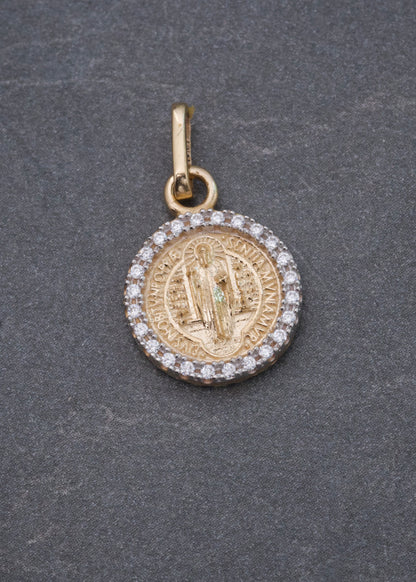 Dije San Benito con Swarovski Blanco y Negro 2.1gr / 2cm / 12mm — Oro Amarillo
