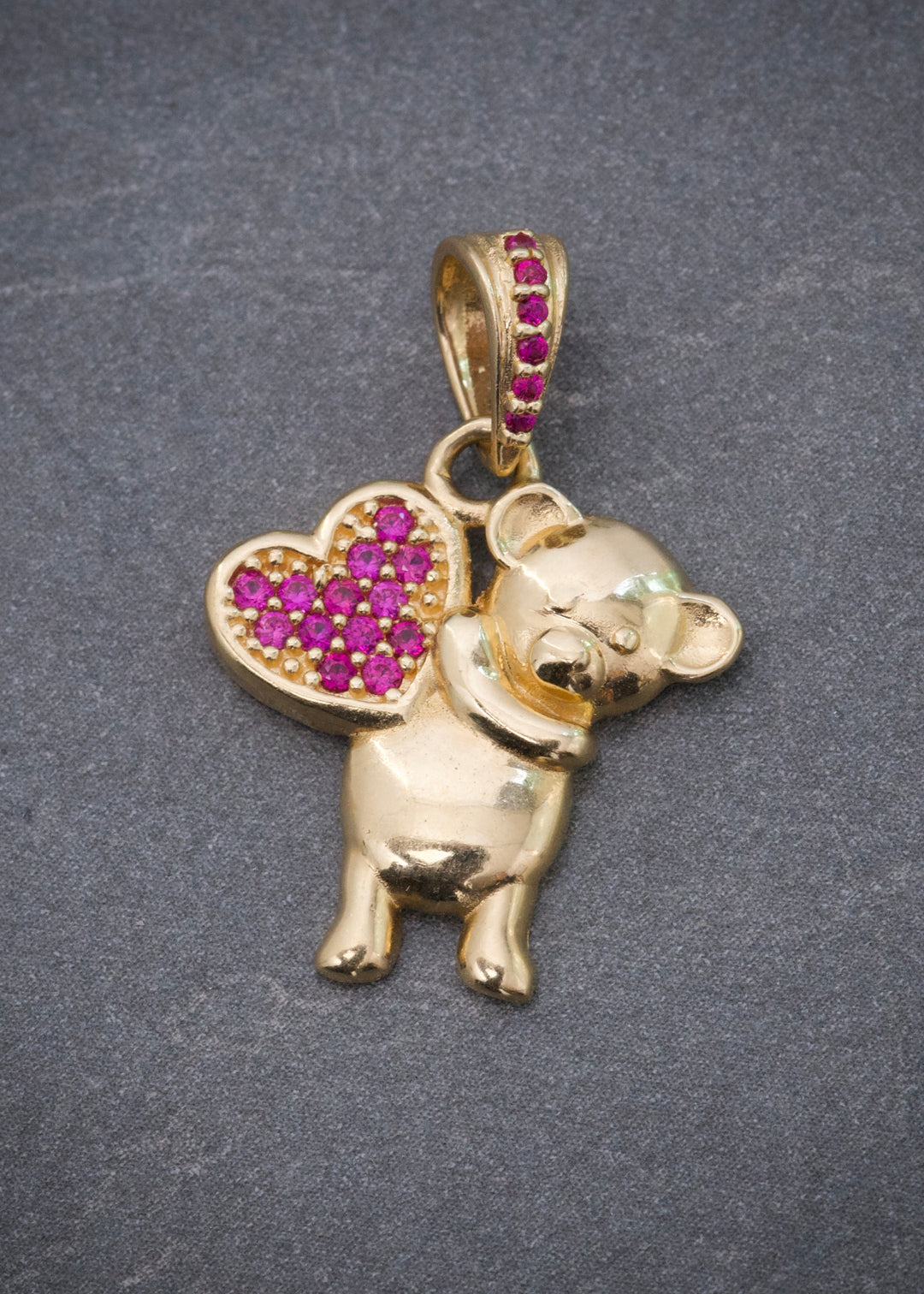 Dije Oso con Swarovski Fucsia 2.3gr / 2.5cm / 17mm — Oro Amarillo