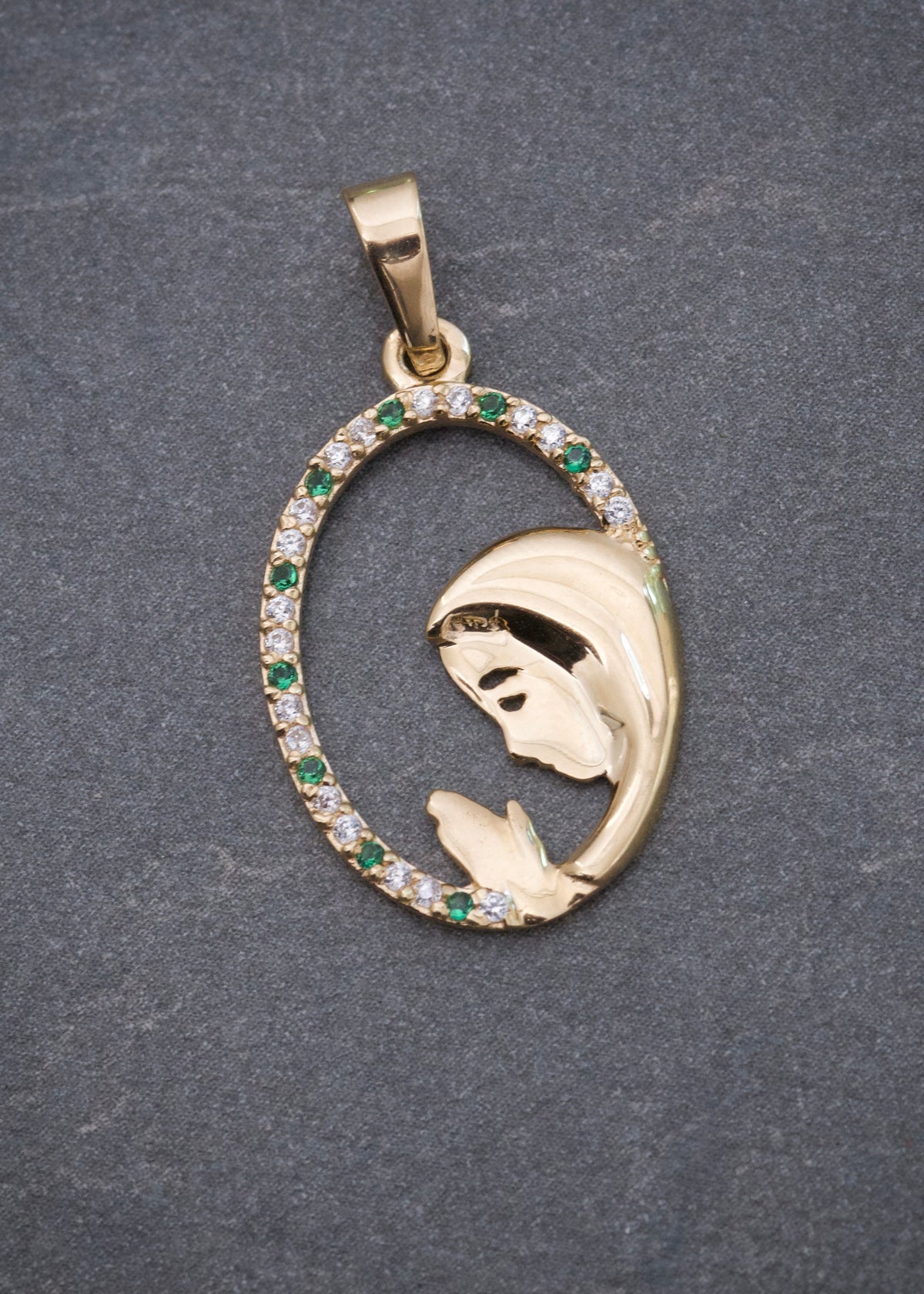 Dije Virgen Maria con Swarovski Blanco y Verde 1.3gr / 2.7cm / 14mm — Oro Amarillo