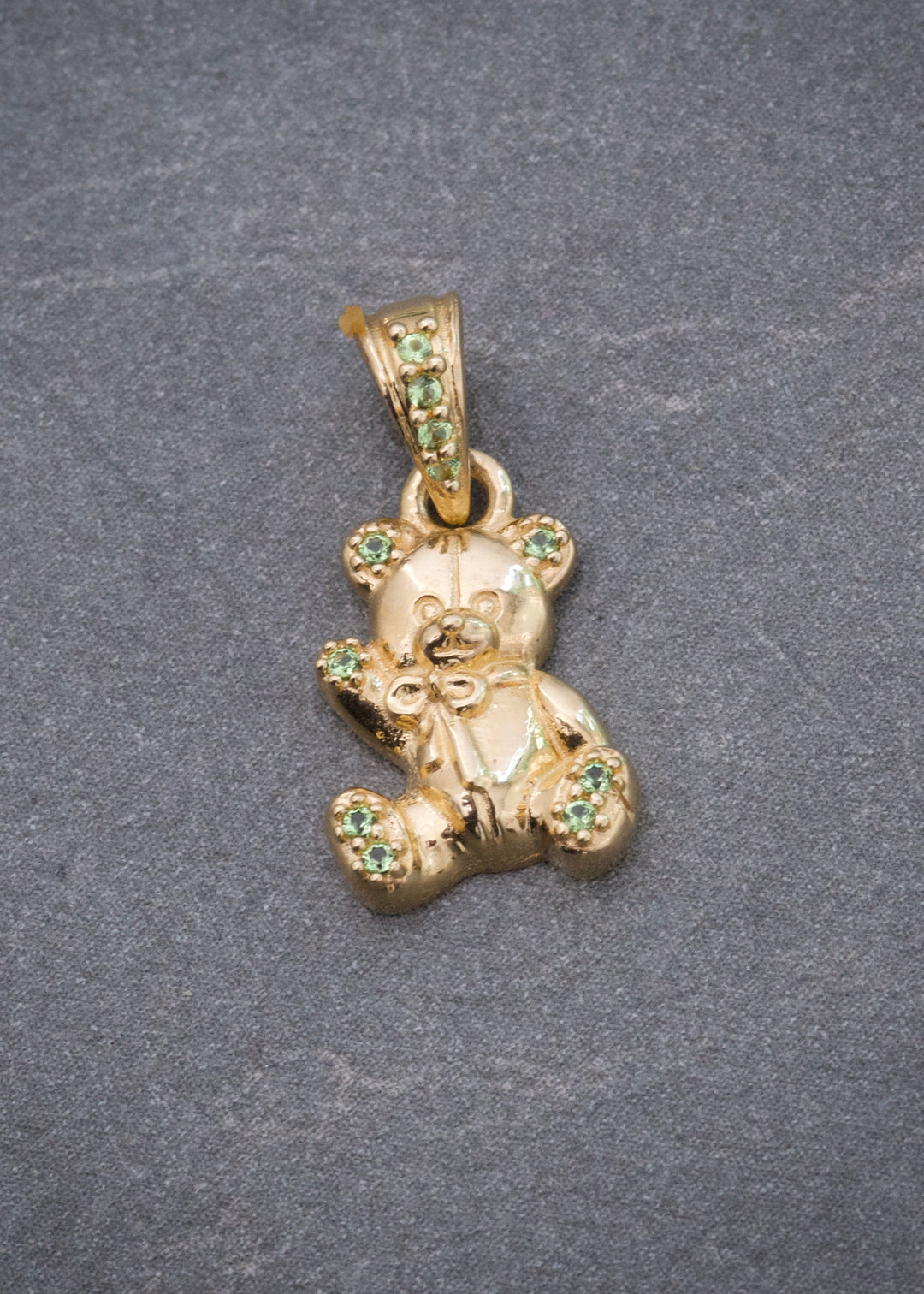 Dije Oso con Swarovski Verde 1.35gr / 1.7cm / 9mm — Oro Amarillo