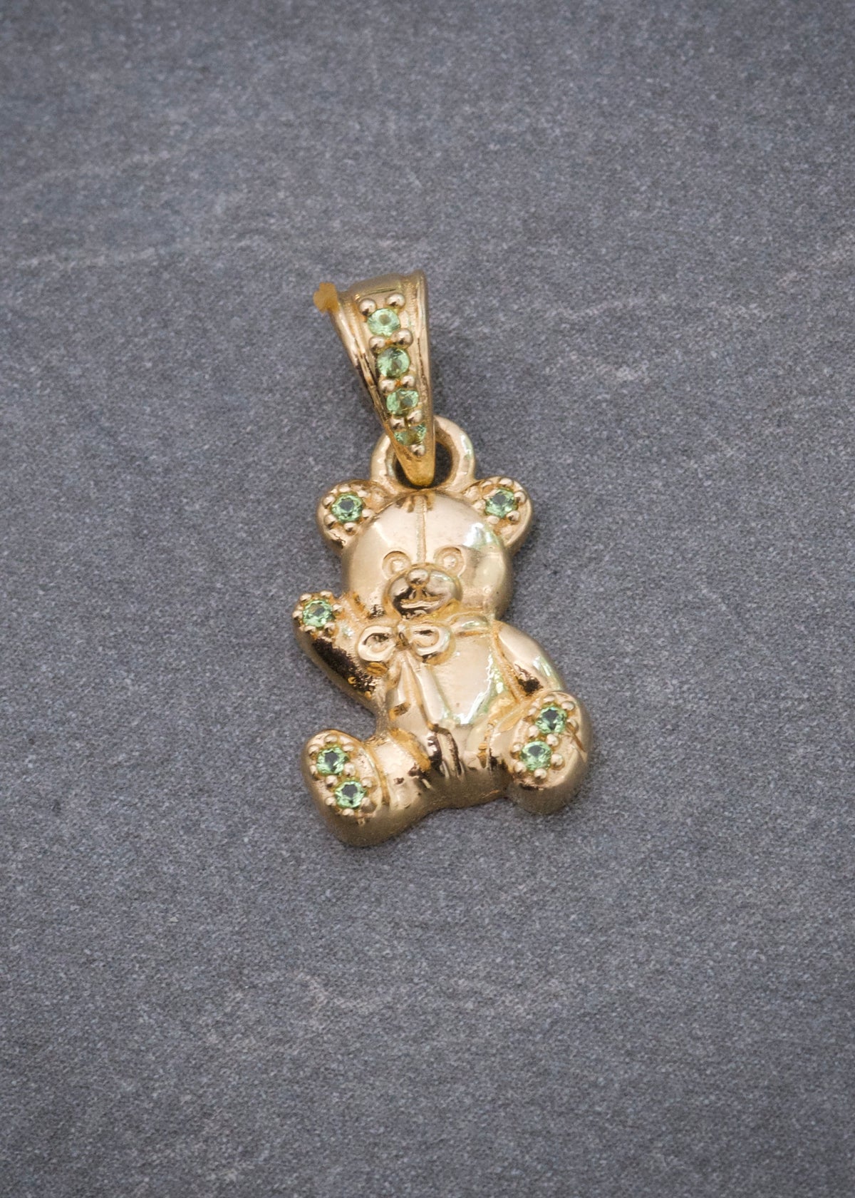 Dije Oso con Swarovski Verde 1.35gr / 1.7cm / 9mm — Oro Amarillo