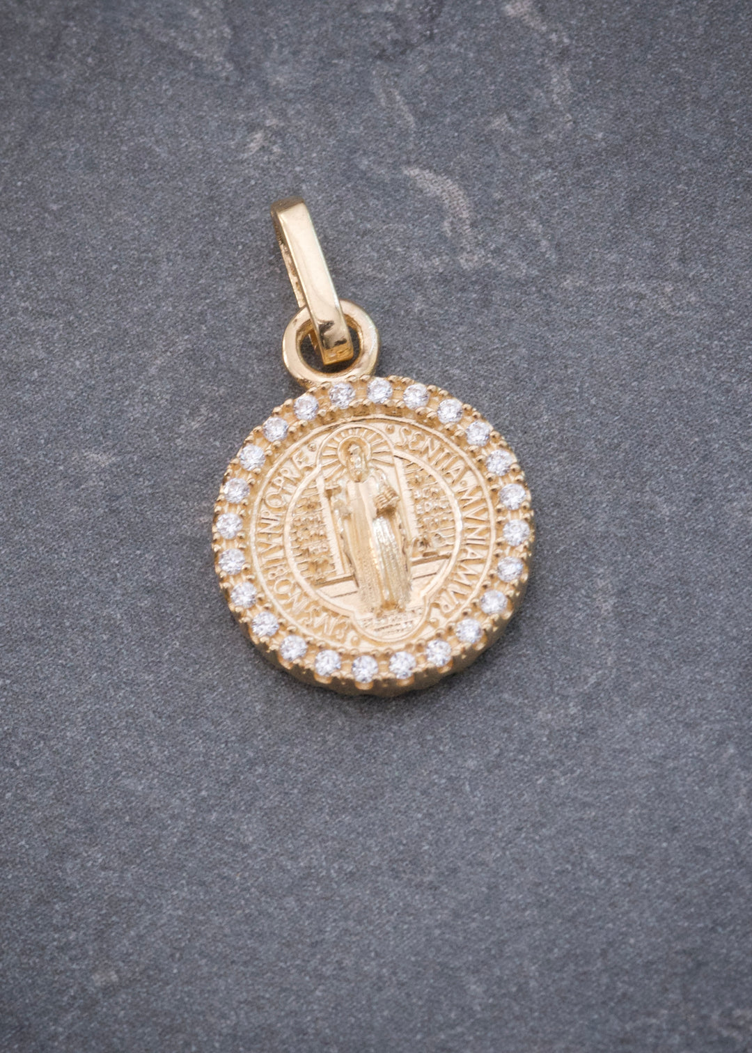 Dije San Benito con Swarovski Blanco y Negro 2.35gr / 2cm / 12mm — Oro Amarillo
