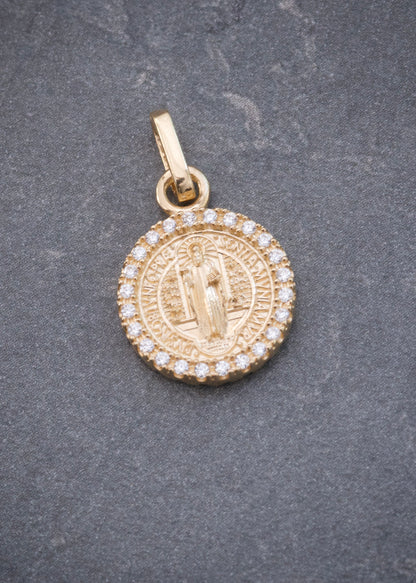 Dije San Benito con Swarovski Blanco y Negro 2.35gr / 2cm / 12mm — Oro Amarillo