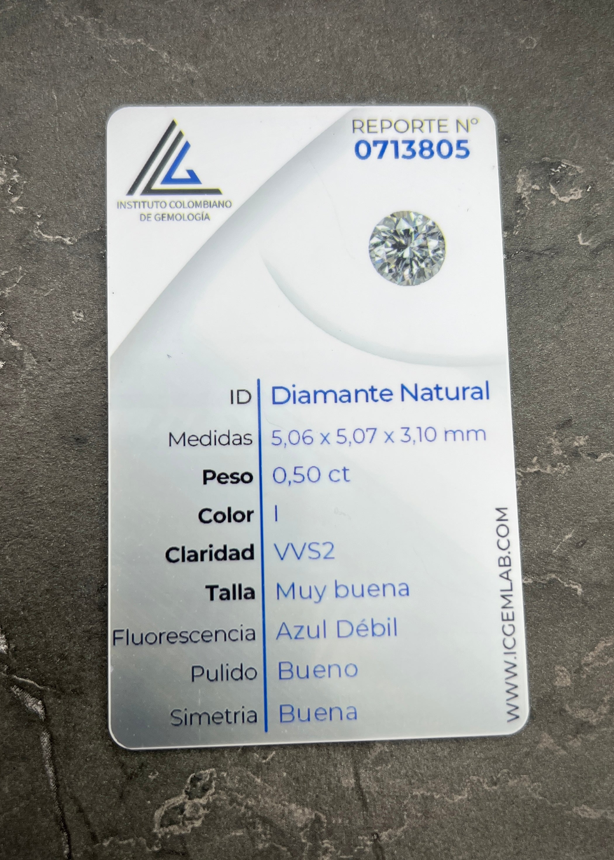 Solitario con 50pts de diamante central y 16pts de diamantes laterales 3.85gr / TALLA 6 1/2 / Oro Amarillo (Joya) M