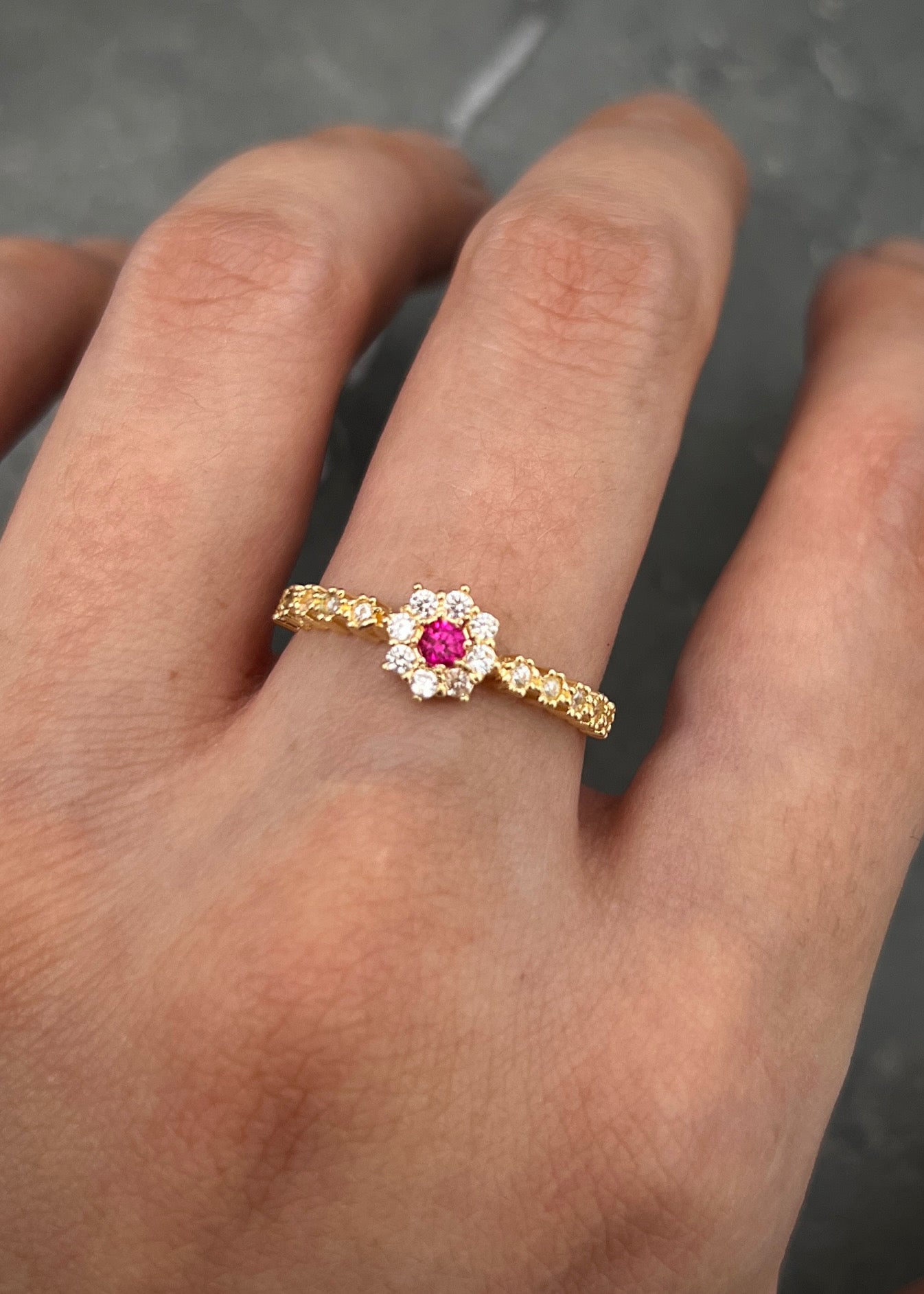 Anillo flor con swarovski fucsia y blanco 1.55gr / TALLA 6 3/4 / Oro Amarillo Nac M