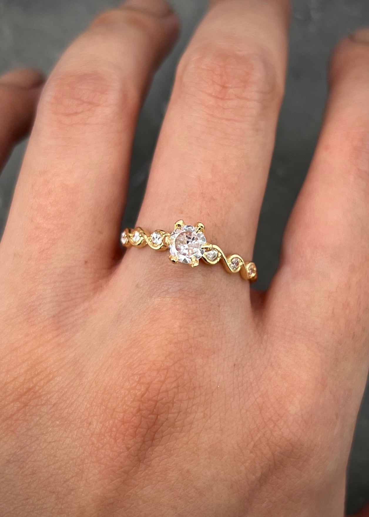 Solitario con swarovski blanco 1.9gr / TALLA 7 1/2 / Oro Amarillo Nac M