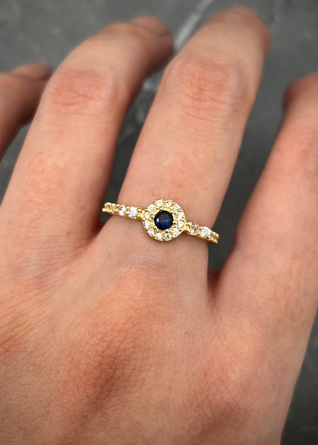 Anillo con swarovski blanco y azul 2.2gr / Talla 5 — Oro Amarillo