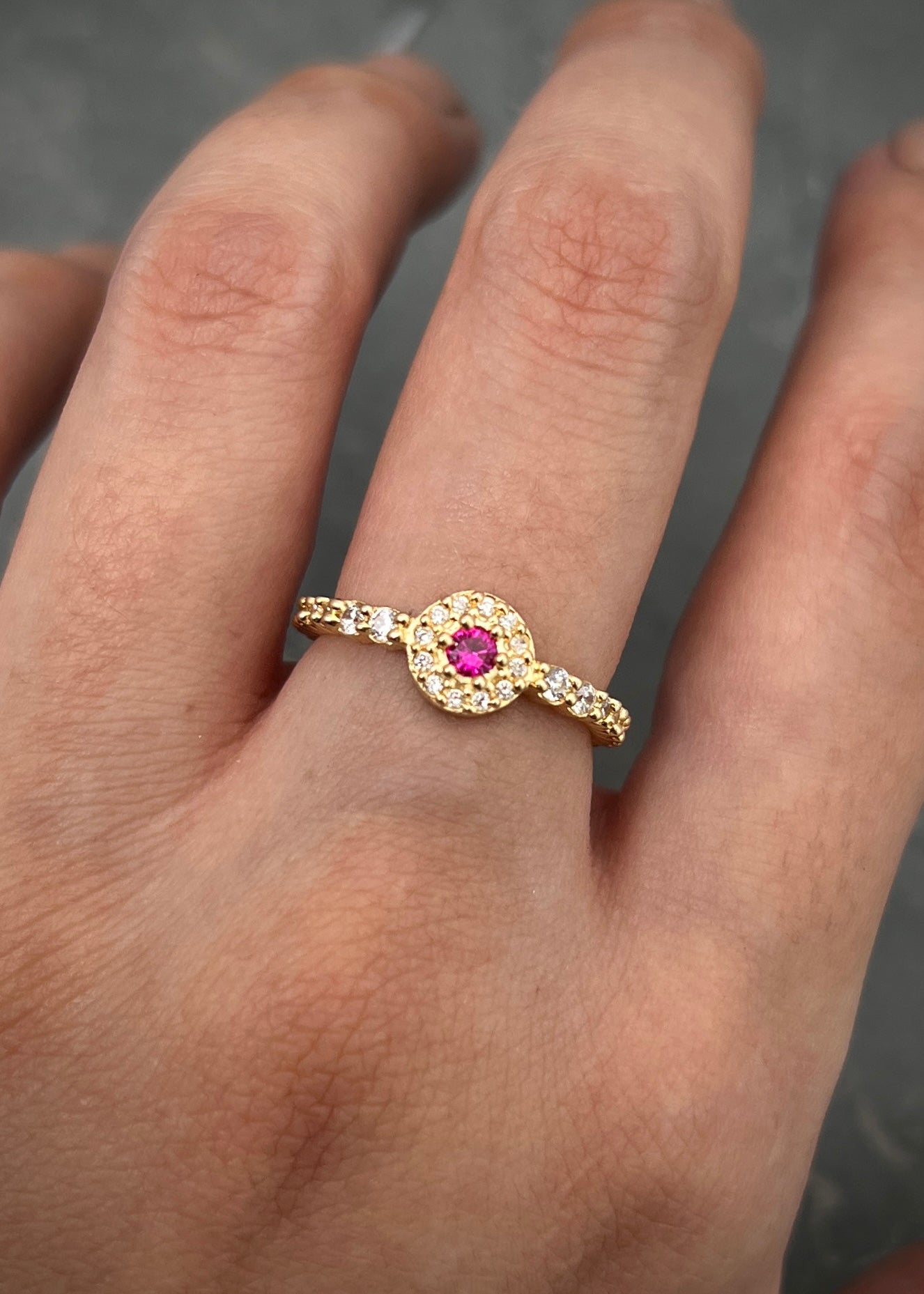 Anillo con swarovski blanco y fucsia 2.3gr / TALLA 5 1/2 / Oro Amarillo Nac B