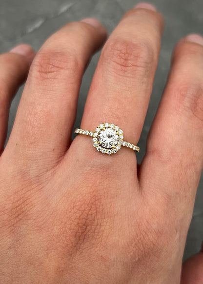 Solitario con 57pts de diamante central y 29pts laterales 2.35gr / TALLA 6 1/4 / Oro Amarillo (Joya) B