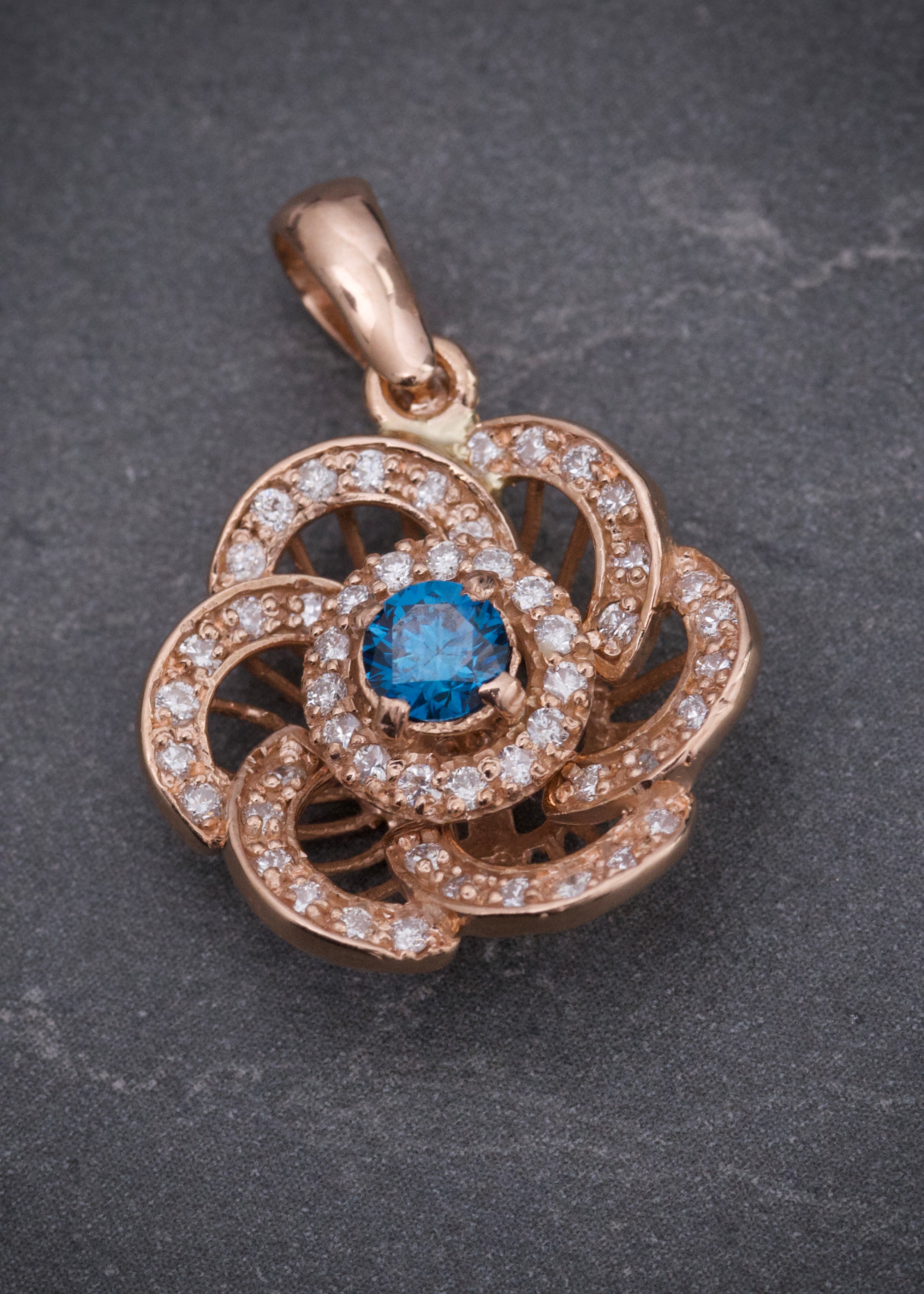 Dije flor con 30pts de diamante central y 74pts de diamantes laterales 3.4gr / Largo 2.5cm / Oro Rosado (Joya) M