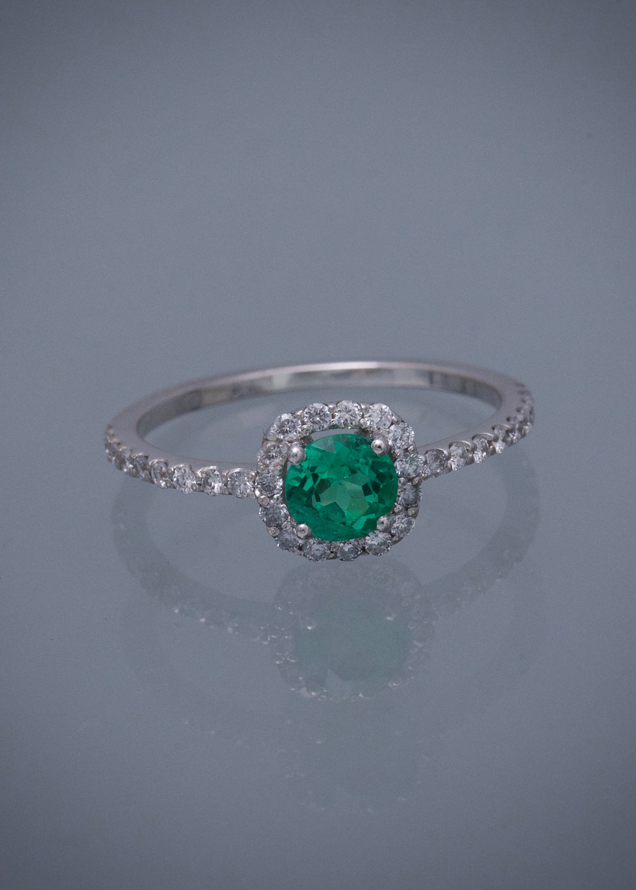 Solitario con 44pts de esmeralda y 29pts de diamantes 1.8gr / TALLA 5 1/4 / Oro Blanco (Joya) B