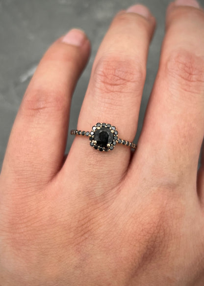 Solitario con 48pts de diamante negro central y 34pts de diamantes laterales 2gr / TALLA 4 3/4 / Oro Rosado (Joya) P