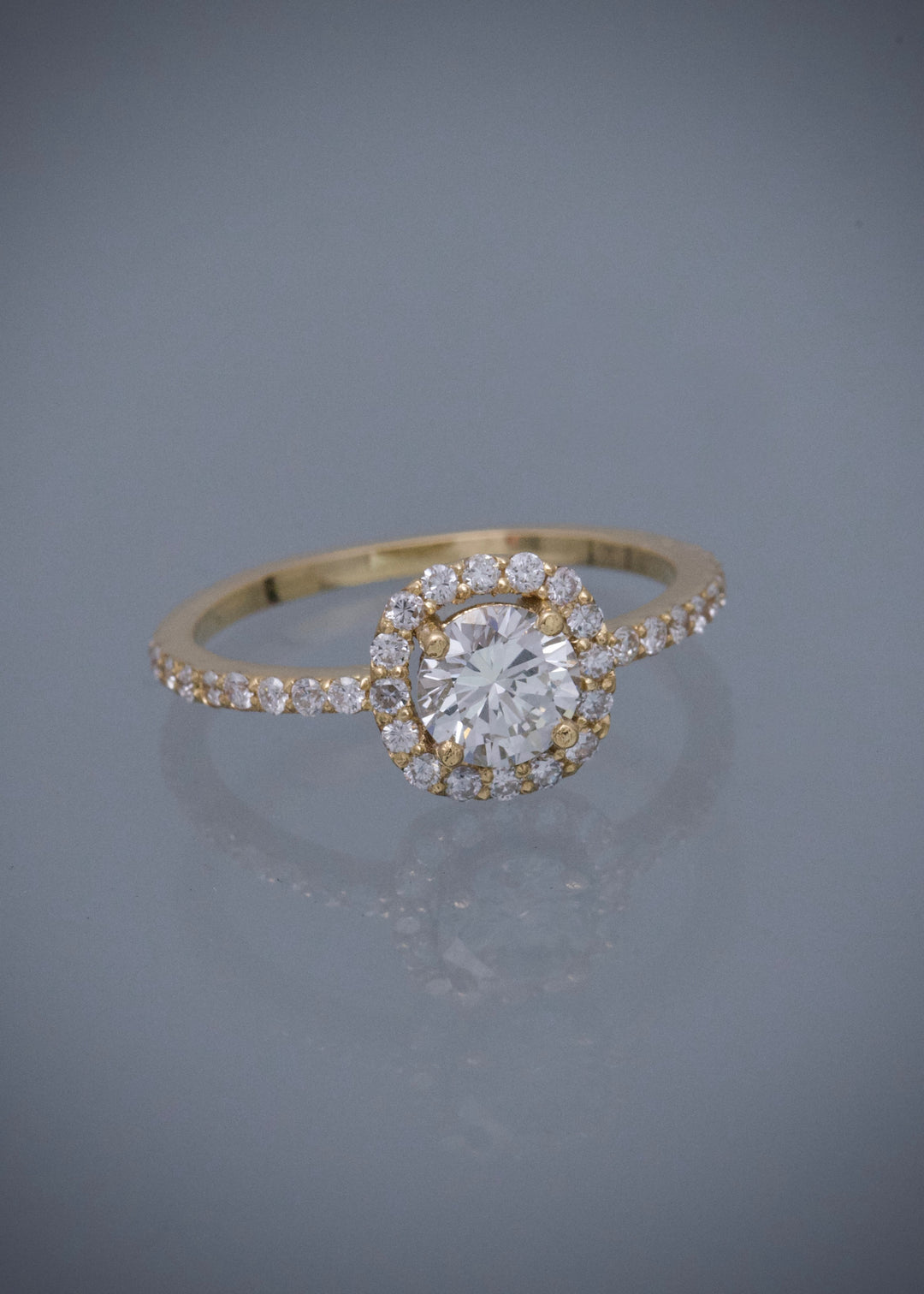 Solitario con 58pts de diamante central y 29pts de diamantes laterales 2.25gr / Talla 5 1/4 — Oro Amarillo