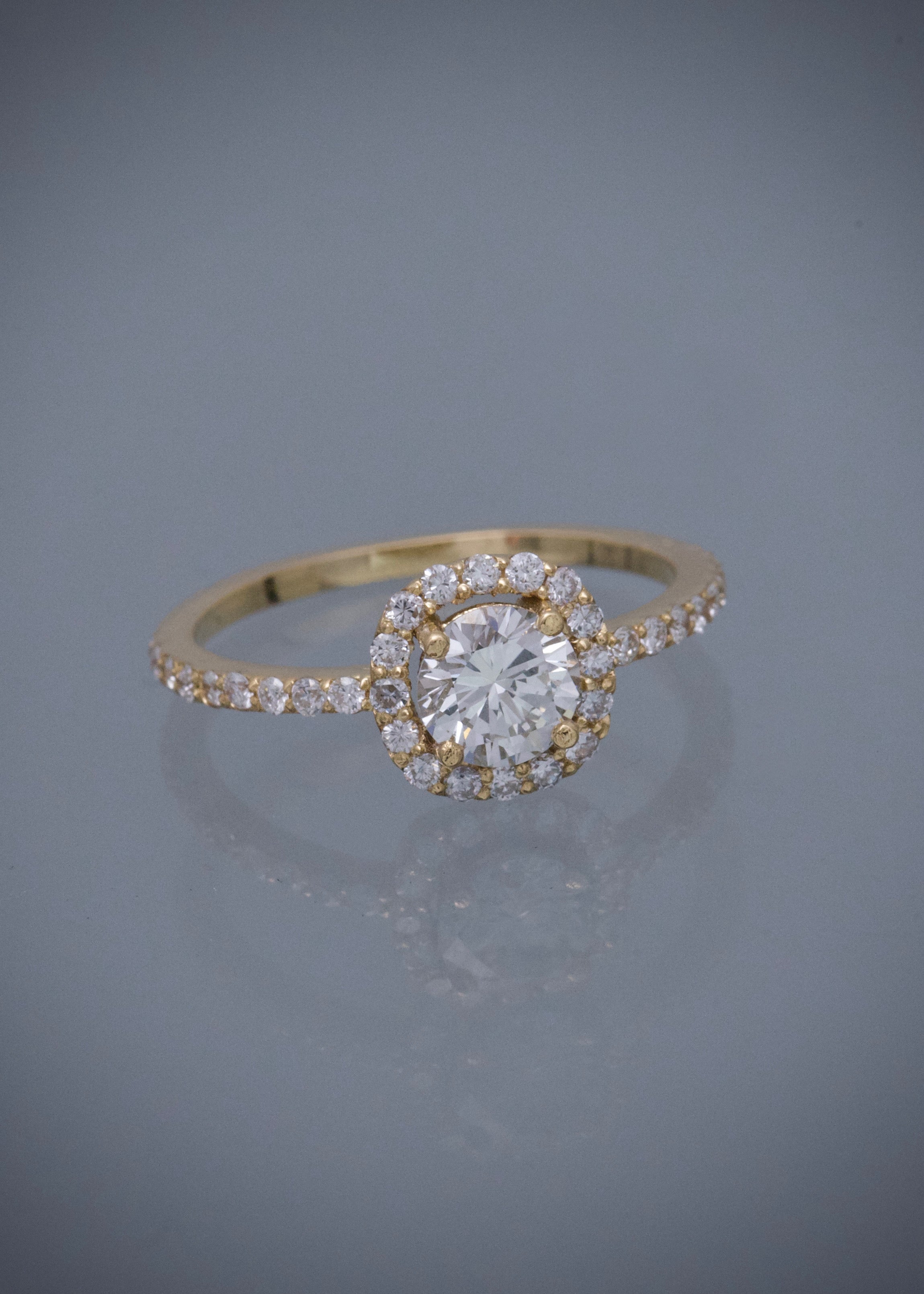 Solitario con 58pts de diamante central y 29pts de diamantes laterales 2.25gr / TALLA 5 1/4 / Oro Amarillo (Joya) B