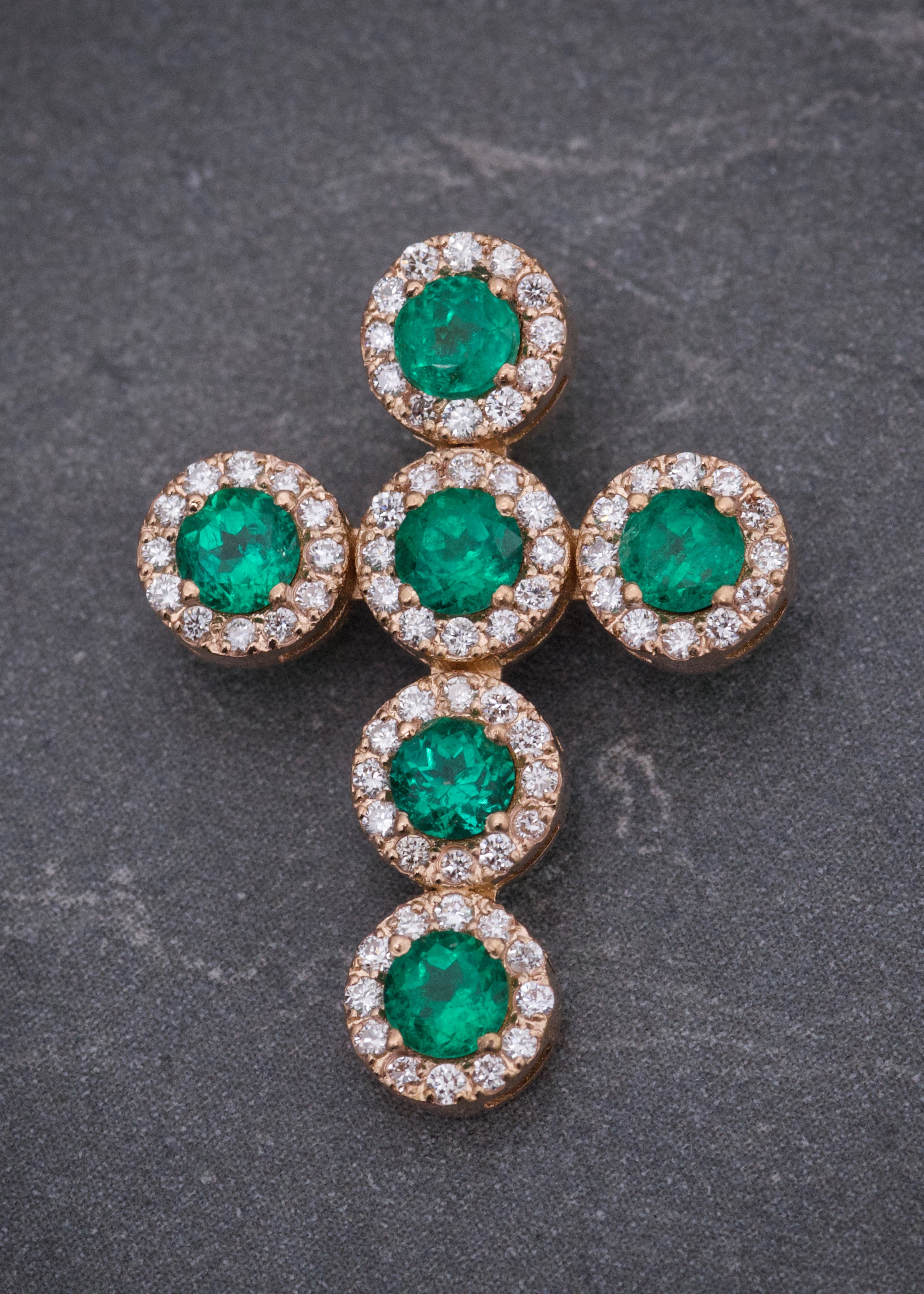 Dije cruz con 84pts de esmeraldas y 30pts de diamantes 2.65gr / Largo 2.2cm / Oro Rosado (Joya) B