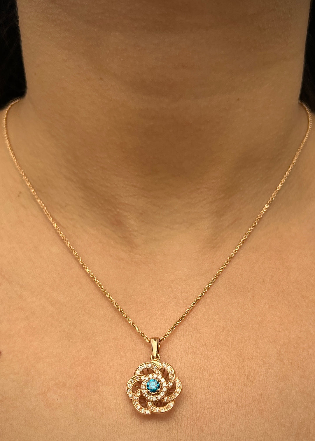 Dije flor con 30pts de diamante central y 74pts de diamantes laterales 3.4gr / Largo 2.5cm — Oro Rosado