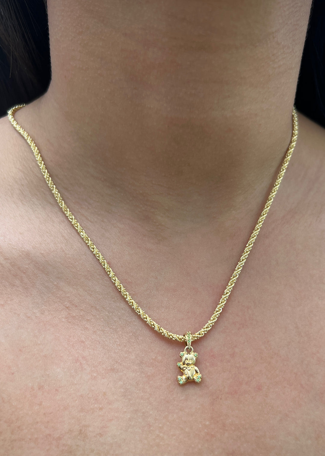 Dije Oso con Swarovski Verde 1.35gr / 1.7cm / 9mm — Oro Amarillo