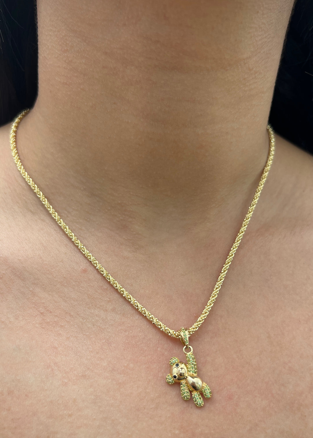 Dije Oso con Swarovski Verde 2.45gr / 2.6cm / 12mm — Oro Amarillo