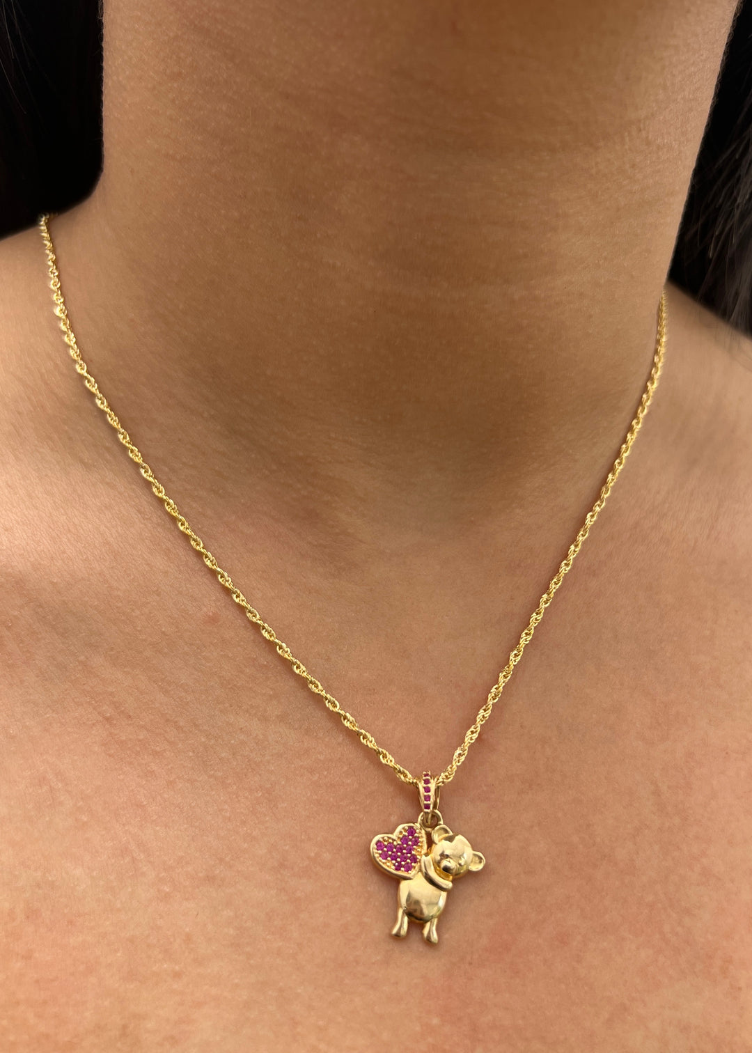 Dije Oso con Swarovski Fucsia 2.3gr / 2.5cm / 17mm — Oro Amarillo