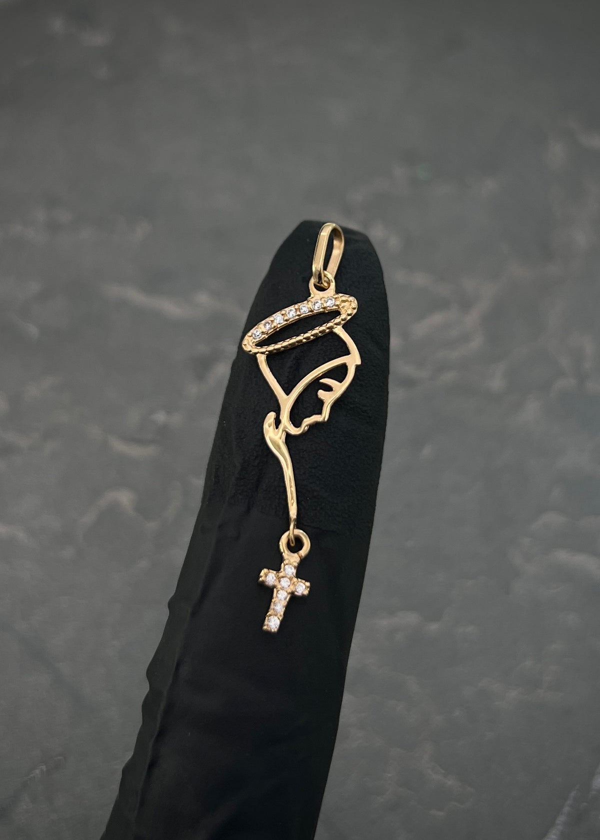 Dije Virgen Maria con Swarovski Blanco 0.7gr / 3.7cm / 11mm — Oro Amarillo