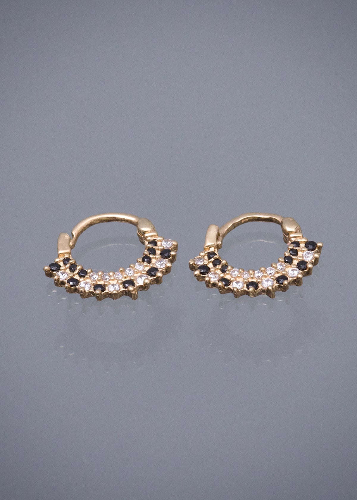 Candongas con Swarovski Negro y Blanco 1.9gr / 1.2cm / 1.7mm — Oro Amarillo