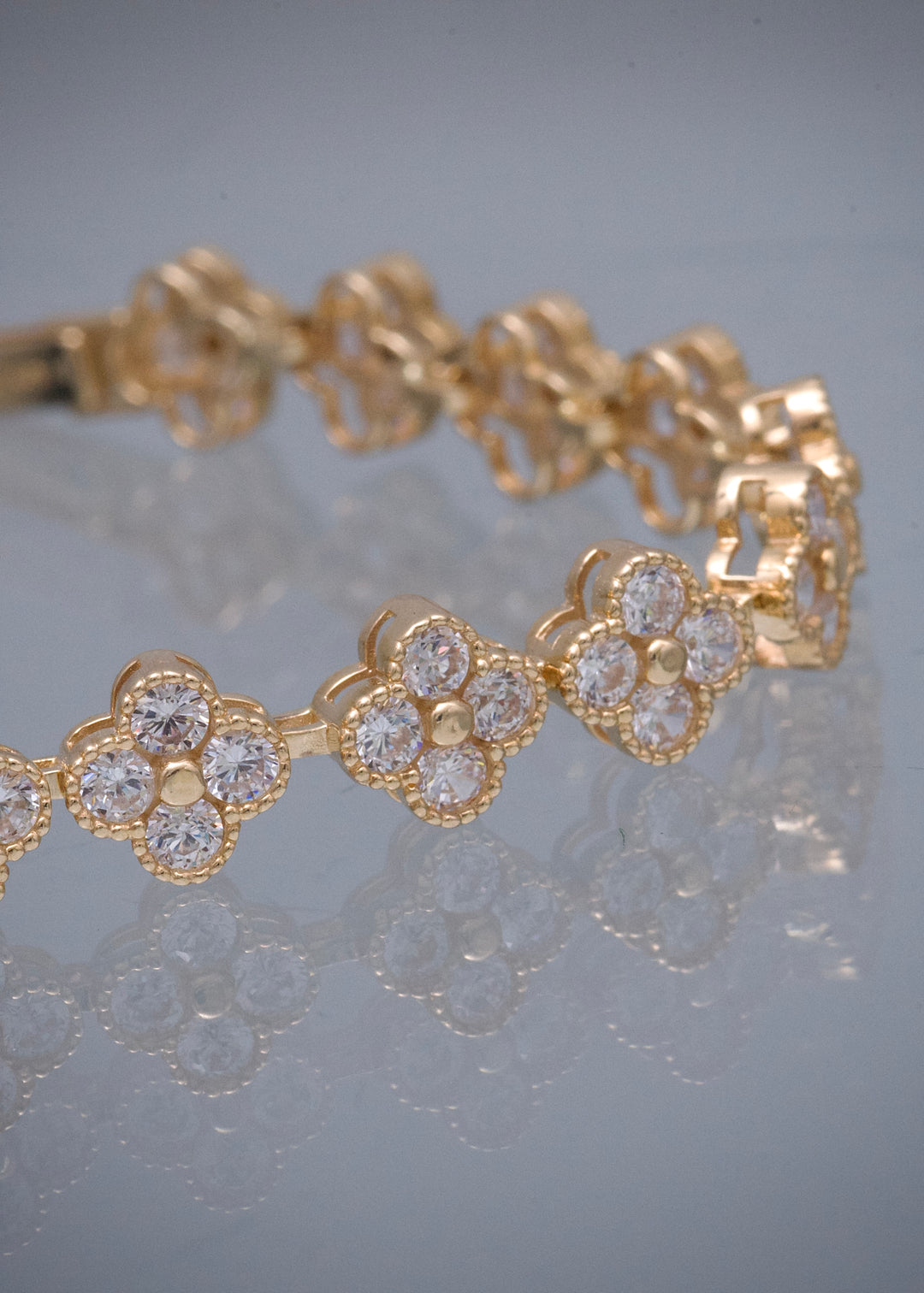 Pulso Flor con Swarovski Blanco 17.8gr / 19cm / 8.7mm — Oro Amarillo
