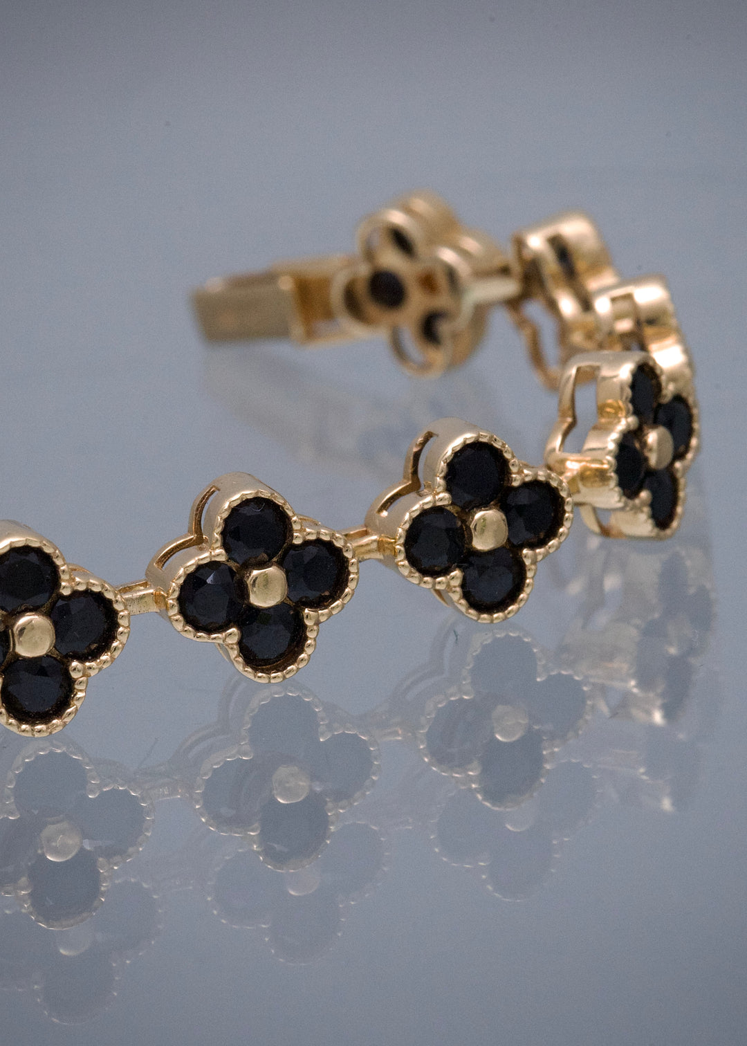 Pulso Flor con Swarovski Negro 18.6gr / 19.5cm / 10mm — Oro Amarillo