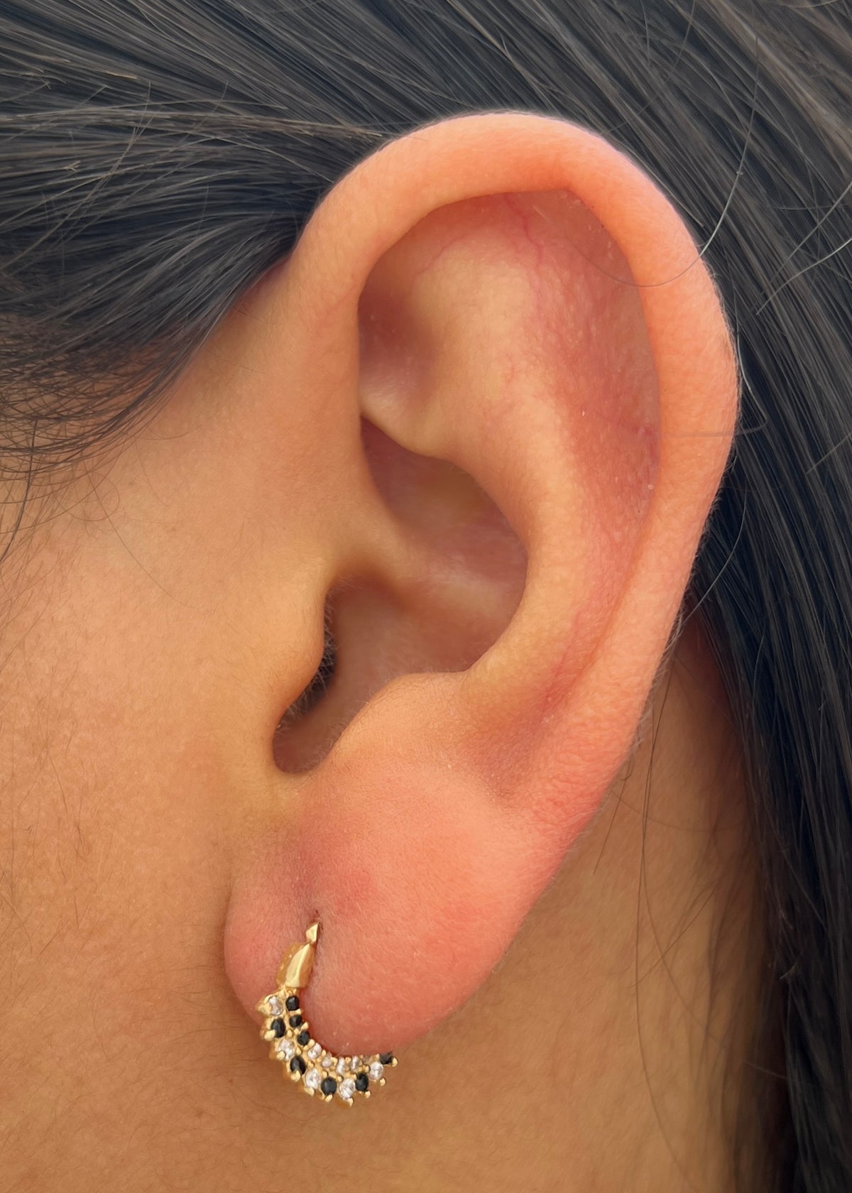 Candongas con Swarovski Negro y Blanco 1.9gr / 1.2cm / 1.7mm — Oro Amarillo
