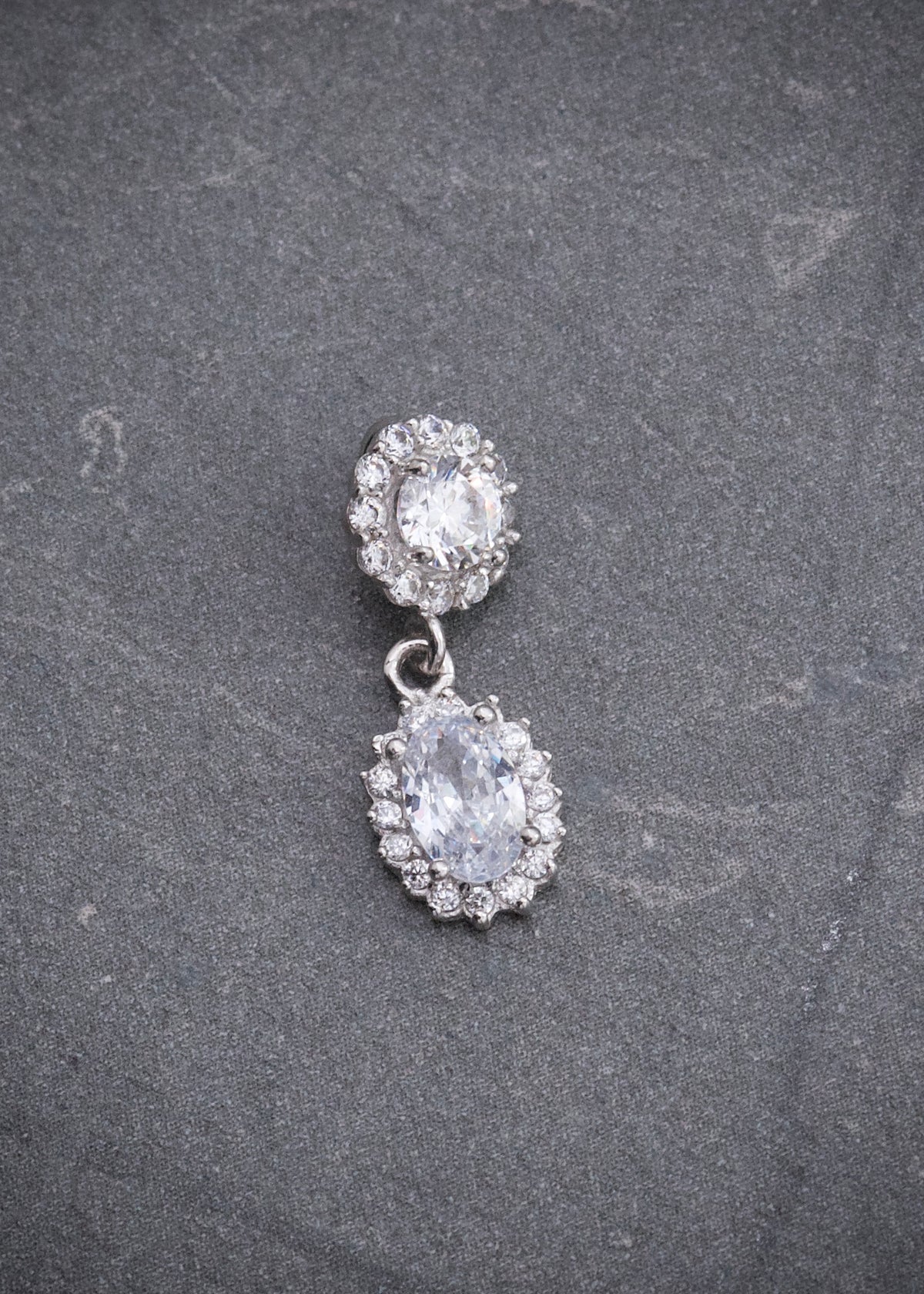 Dije con Swarovskis Blancos 1.1gr / 1.8cm / 6.7mm — Oro Blanco