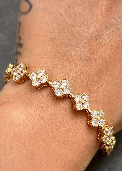 Pulso Flor con Swarovski Blanco 17.8gr / 19cm / 8.7mm — Oro Amarillo