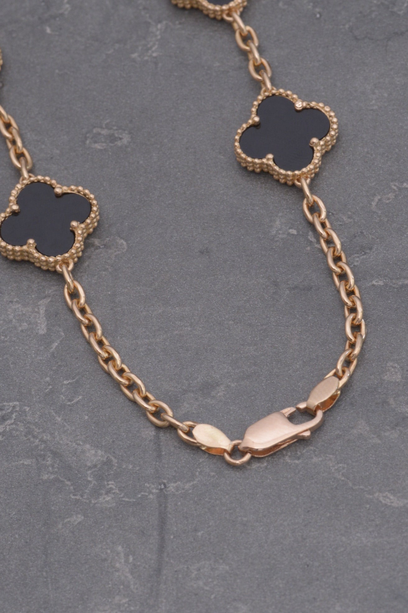Cadena lucky clover piedra negra 43.35gr / Largo 70cm / Oro Rosado Nac M
