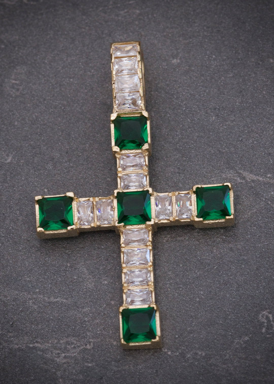 Dije cruz con swarovski verde y blanco 5.45gr / Largo 3.7cm — Oro Amarillo