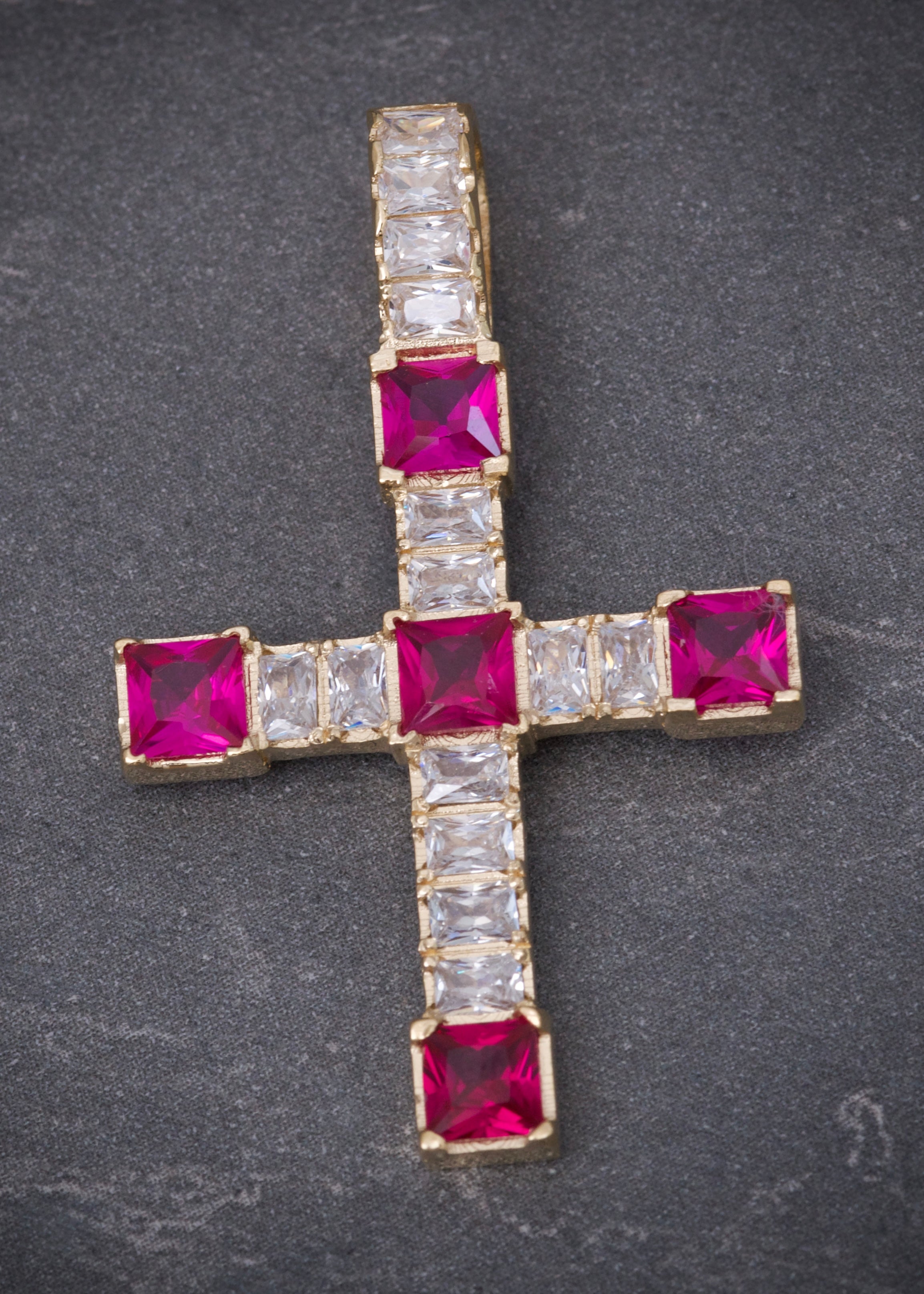 Dije cruz con swarovski fucsia y blanco 5.6gr / Largo 3.7cm / Oro Amarillo Nac M