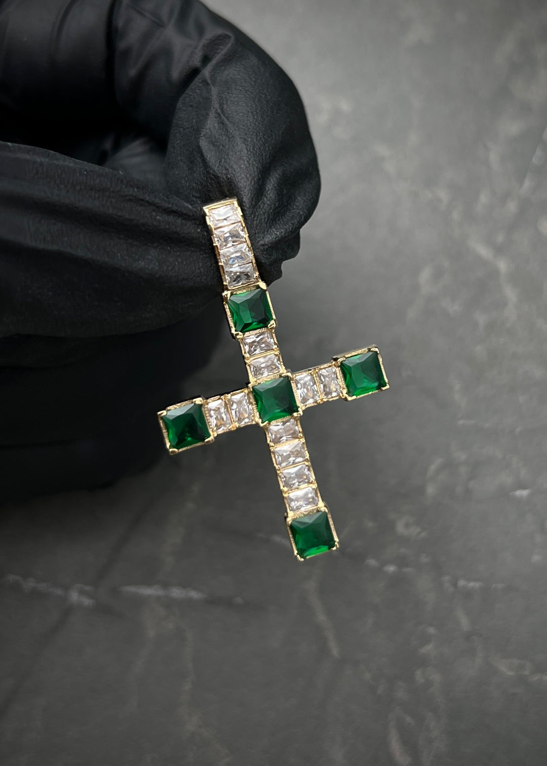 Dije cruz con swarovski verde y blanco 5.45gr / Largo 3.7cm — Oro Amarillo