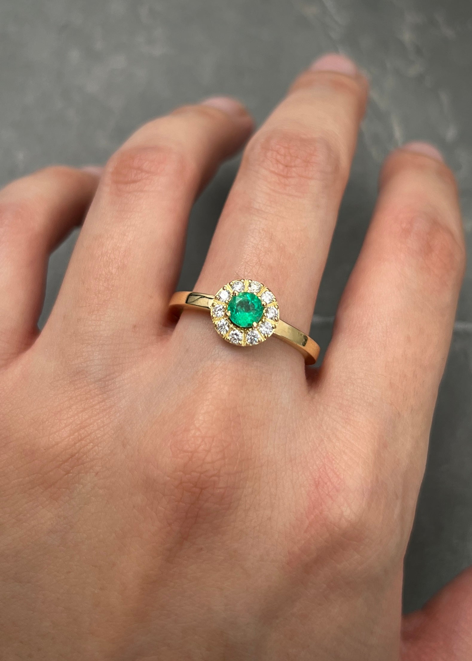 Solitario con 32pts de esmeralda y 22pts de diamantes 4.9gr / TALLA 8 3/4 / Oro Amarillo (Joya) M