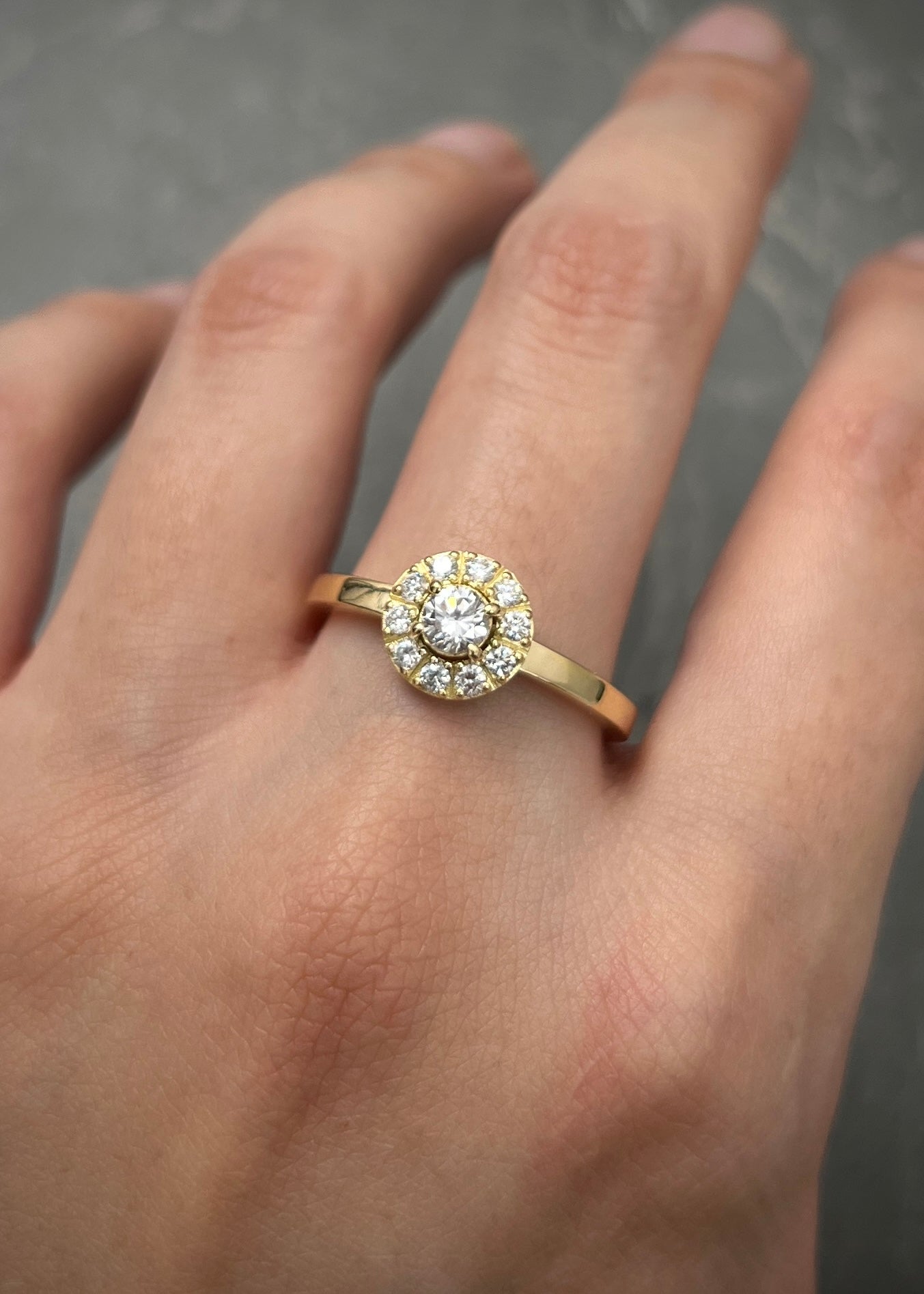 Solitario con 24pts de diamante central y 22pts de diamantes laterales 4.8gr / TALLA 8 3/4 / Oro Amarillo (Joya) M