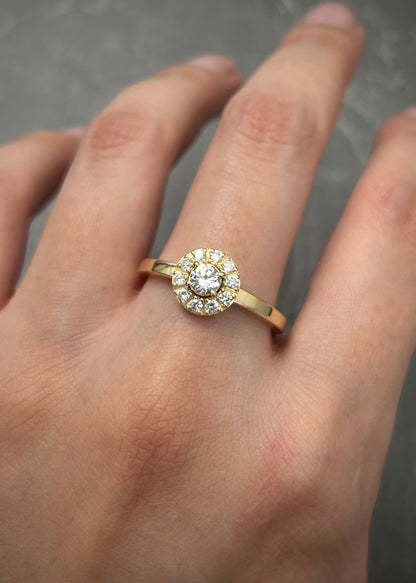 Solitario con 24pts de diamante central y 22pts de diamantes laterales 4.8gr / TALLA 8 3/4 / Oro Amarillo (Joya) M