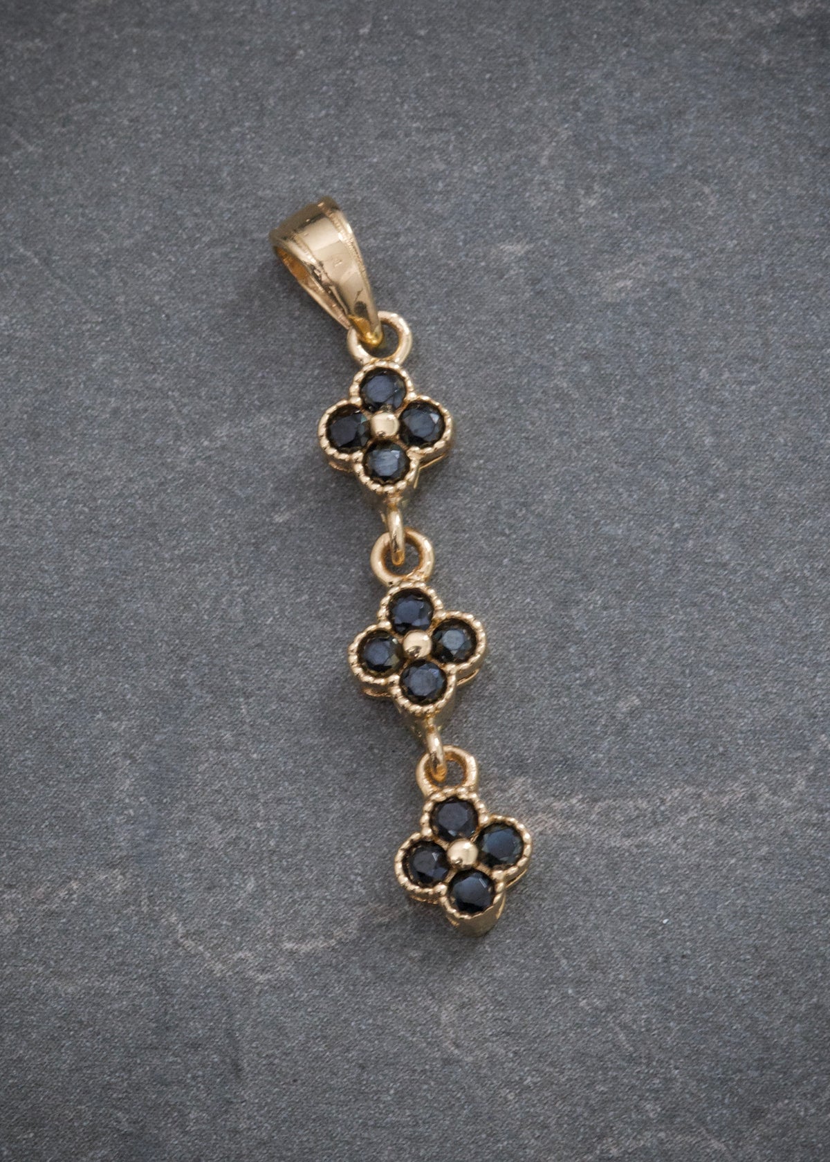 Dije Flor con Swarovski Negro 1.6gr / 3.2cm / 6mm — Oro Amarillo