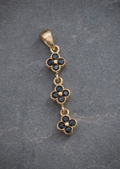 Dije Flor con Swarovski Negro 1.6gr / 3.2cm / 6mm — Oro Amarillo