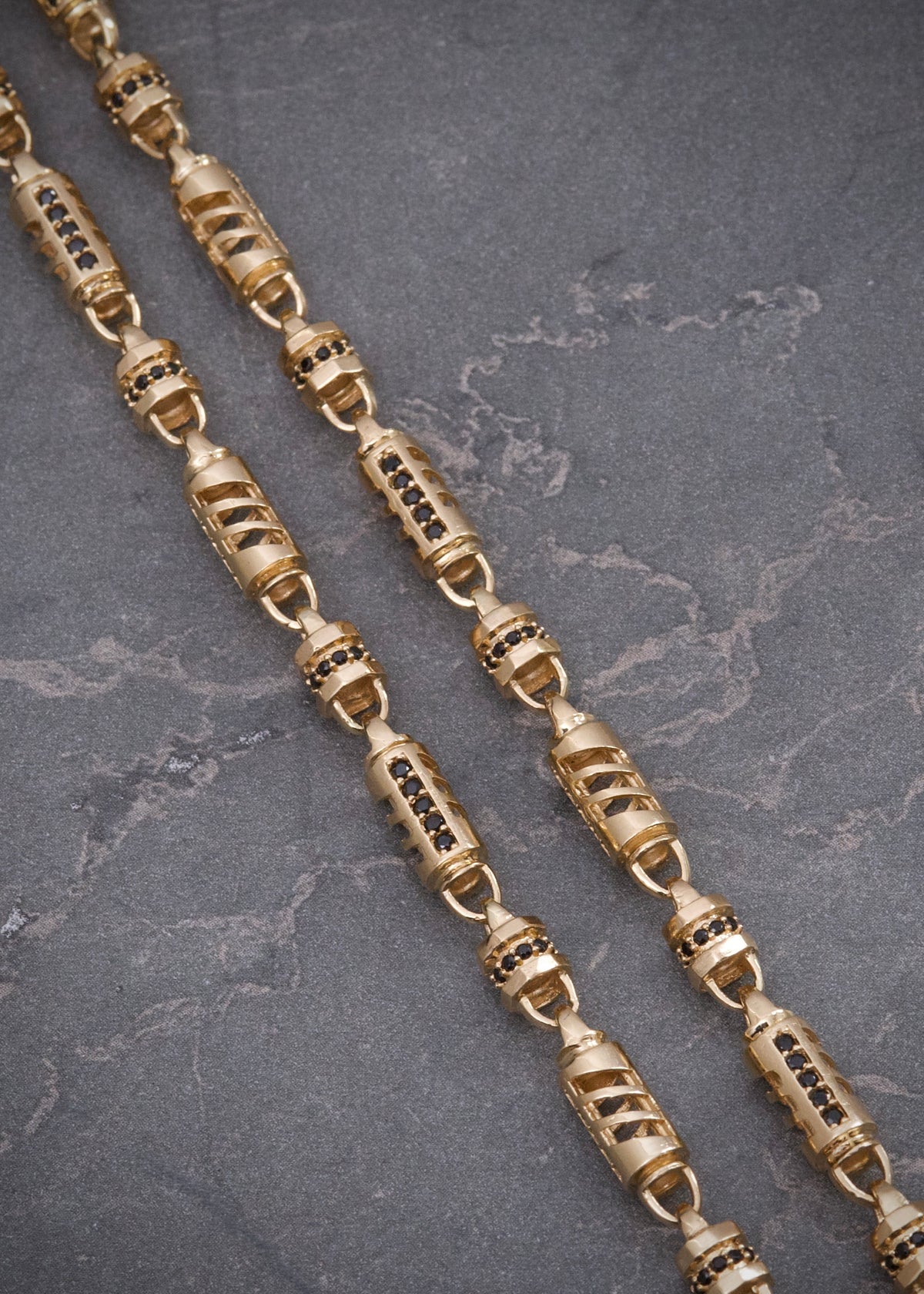 Cadena Rustica con Swarovskis Negros 46.5gr / 65cm / 4.7mm — Oro Amarillo