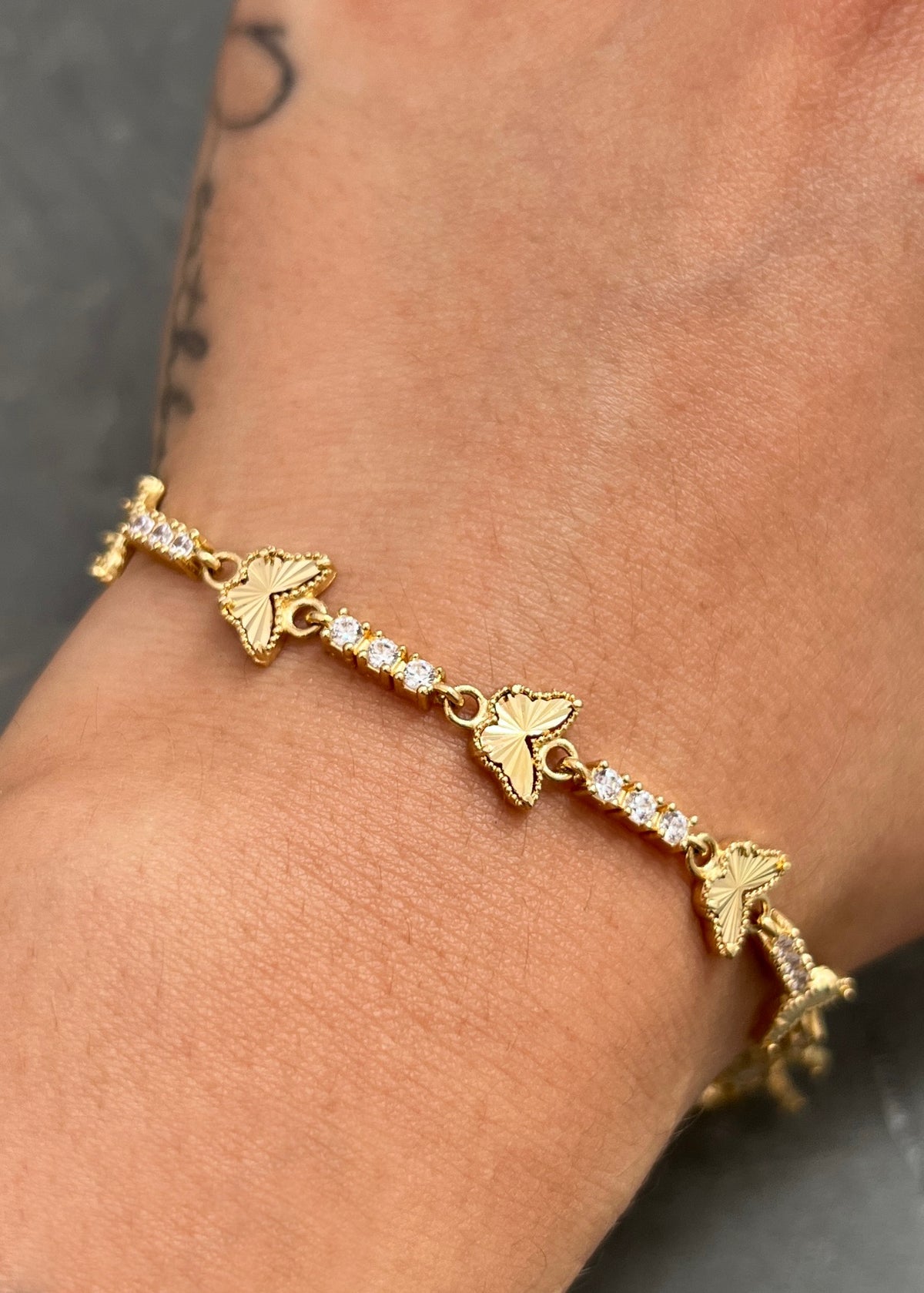 Pulso Mariposa con Swarovski Blanco 8.6gr / 18.5cm / 8.3mm — Oro Amarillo