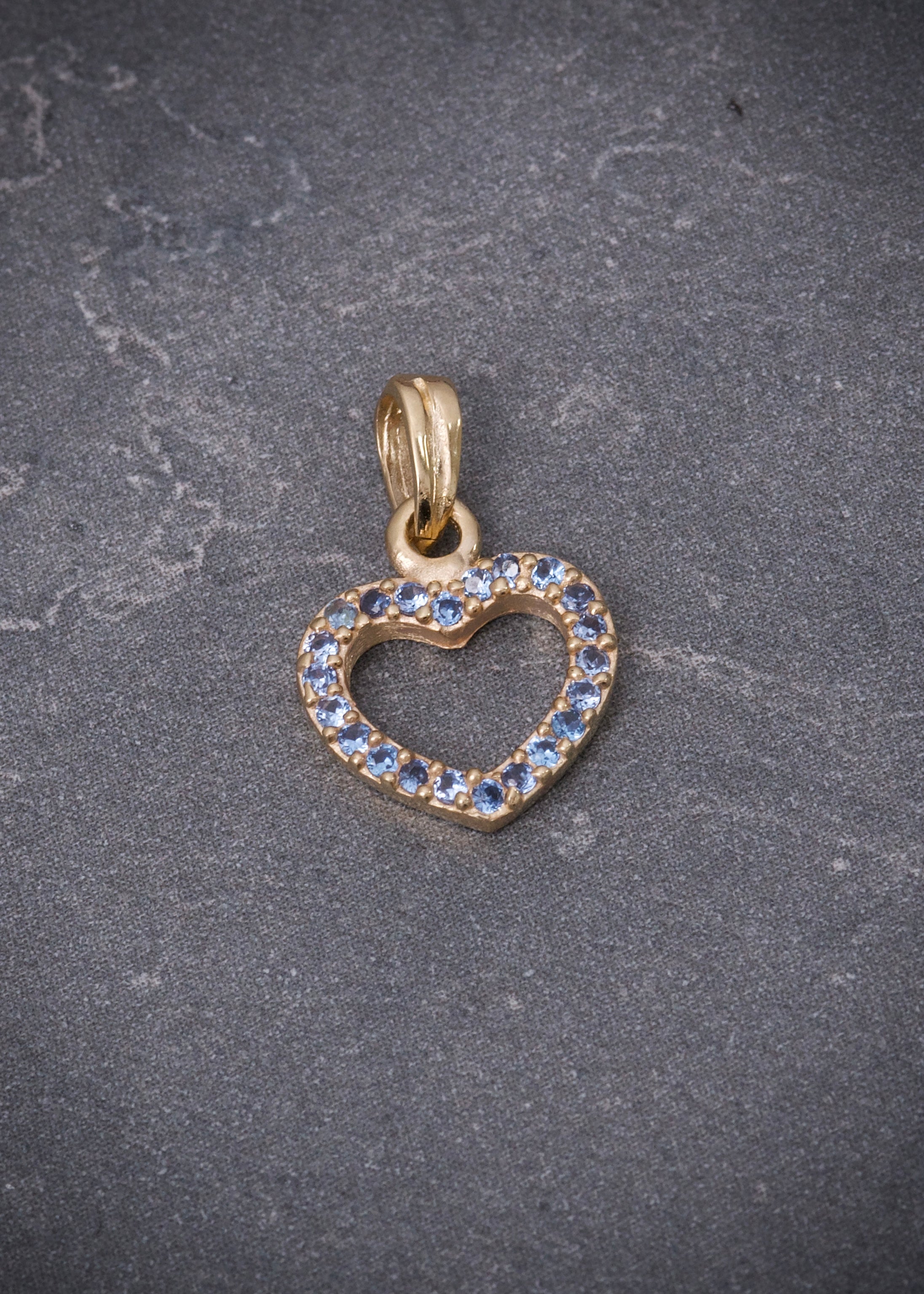 Dije corazon con swarovski azul 0.9gr / Largo 1.5cm / Oro Amarillo Nac M