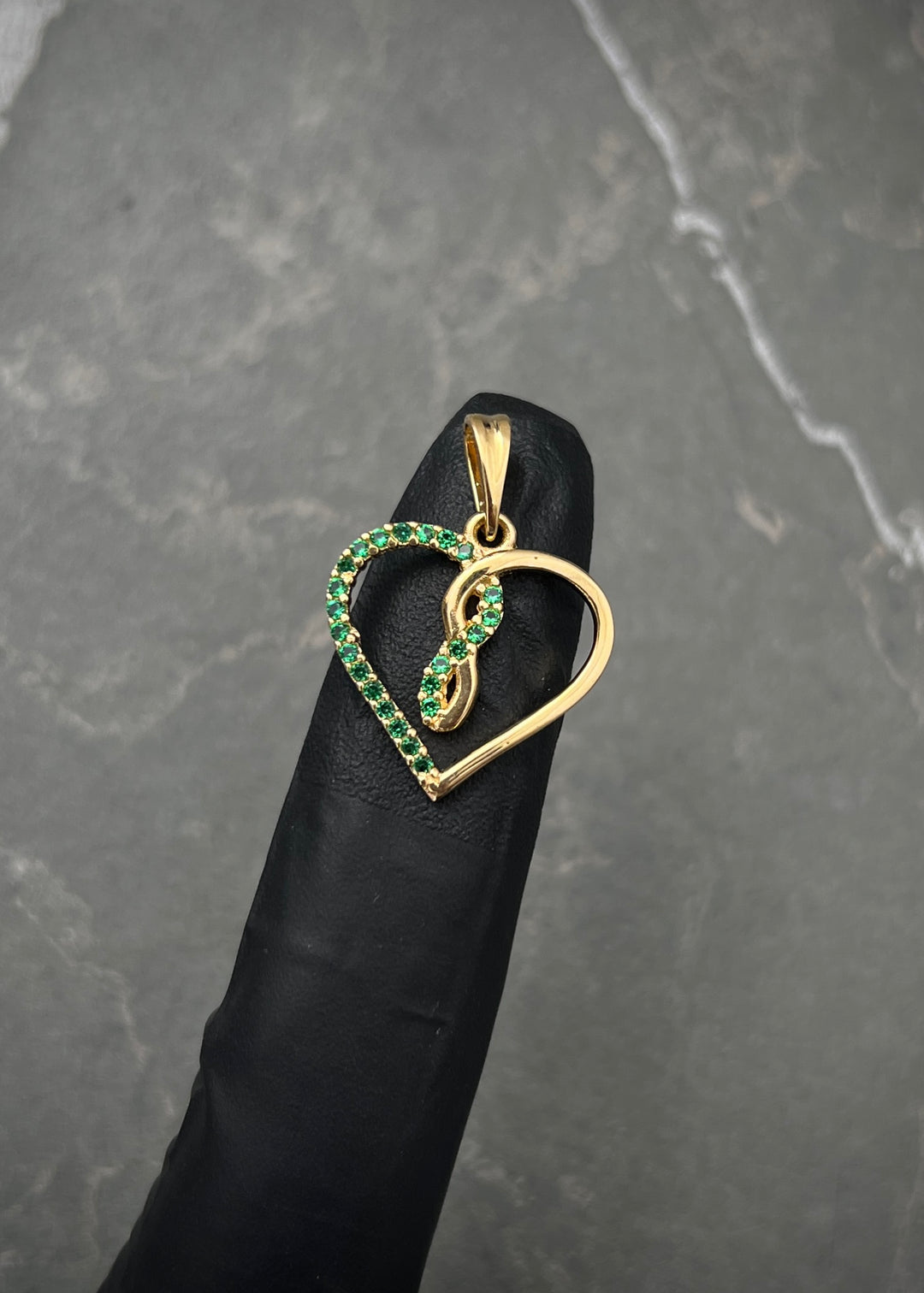 Dije corazon con swarovski verde 1.9gr / Largo 2.4cm — Oro Amarillo