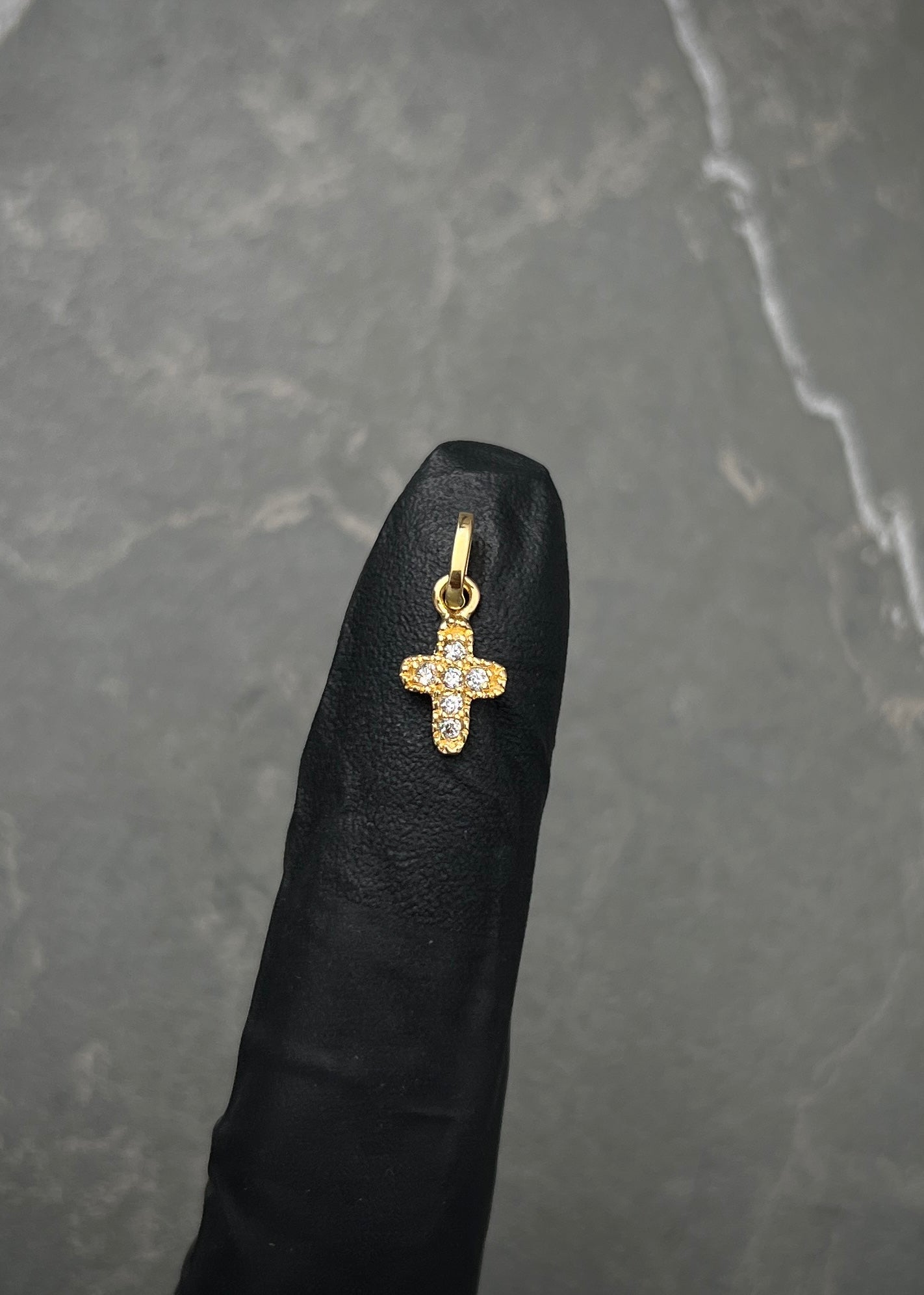 Dije cruz con swarovski blanco 0.4gr / Largo 1.4cm / Oro Amarillo Nac M