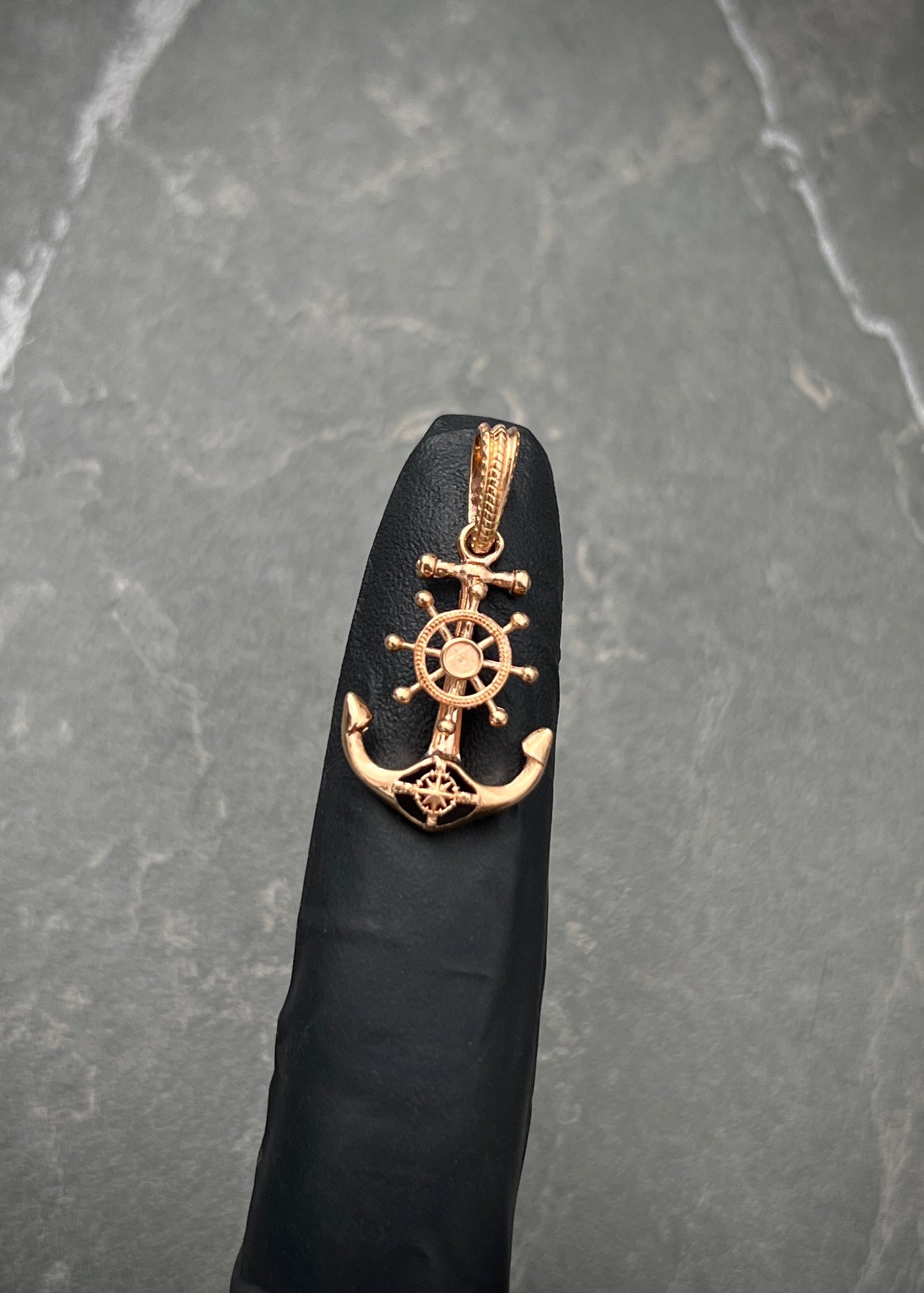 Dije ancla con timon 2.3gr / Largo 2.8cm / Oro Rosado Nac M