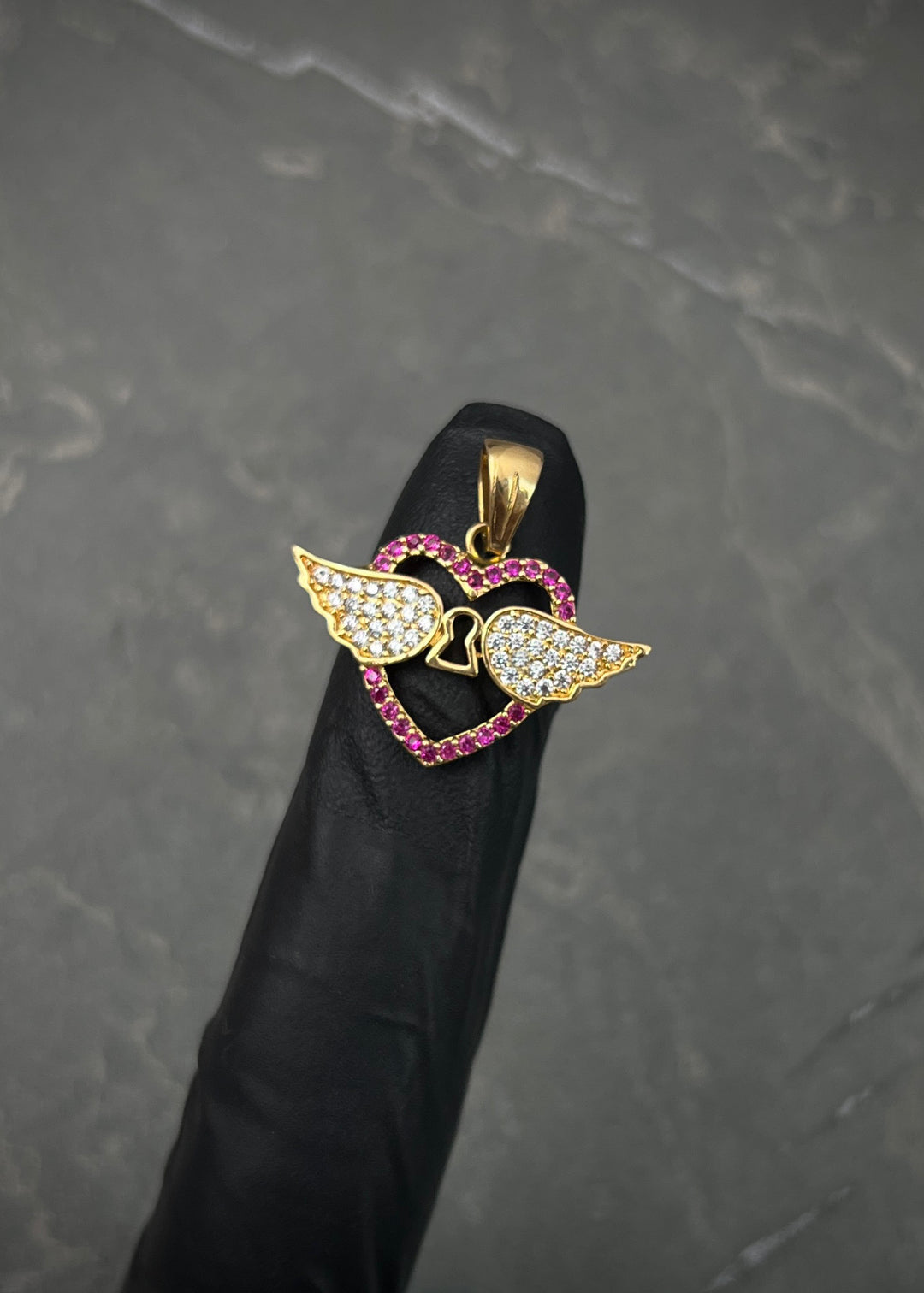 Dije corazon con alas 2.4gr / Largo 2.1cm — Oro Amarillo