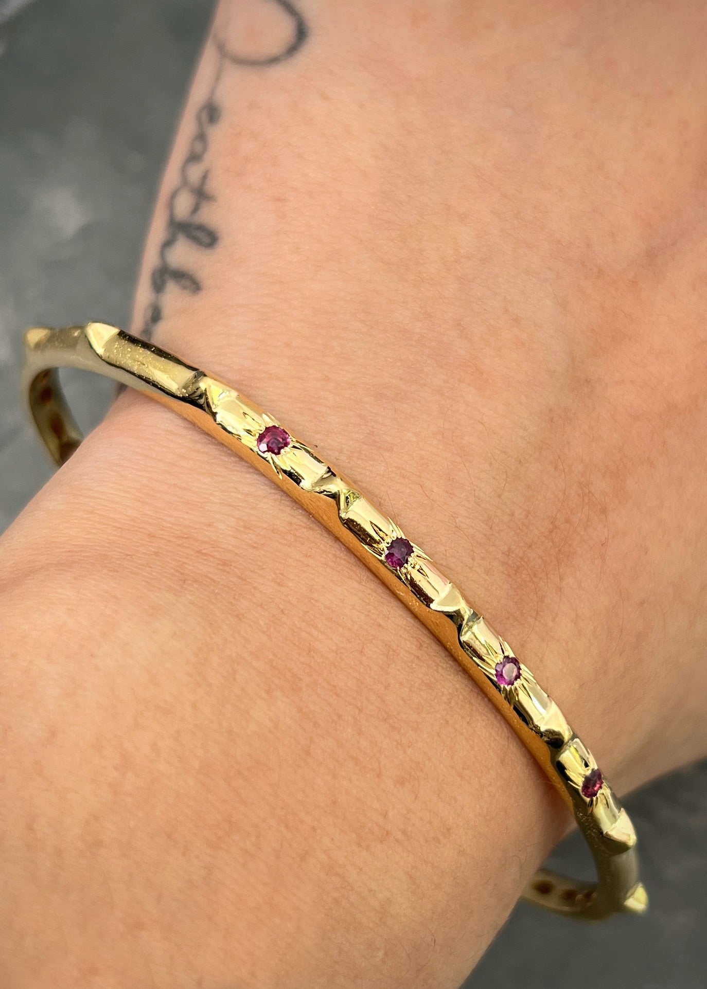 Pulso aro con 20 pts de rubie 17.5gr / largo 18cm / Oro Amarillo (Joya) M