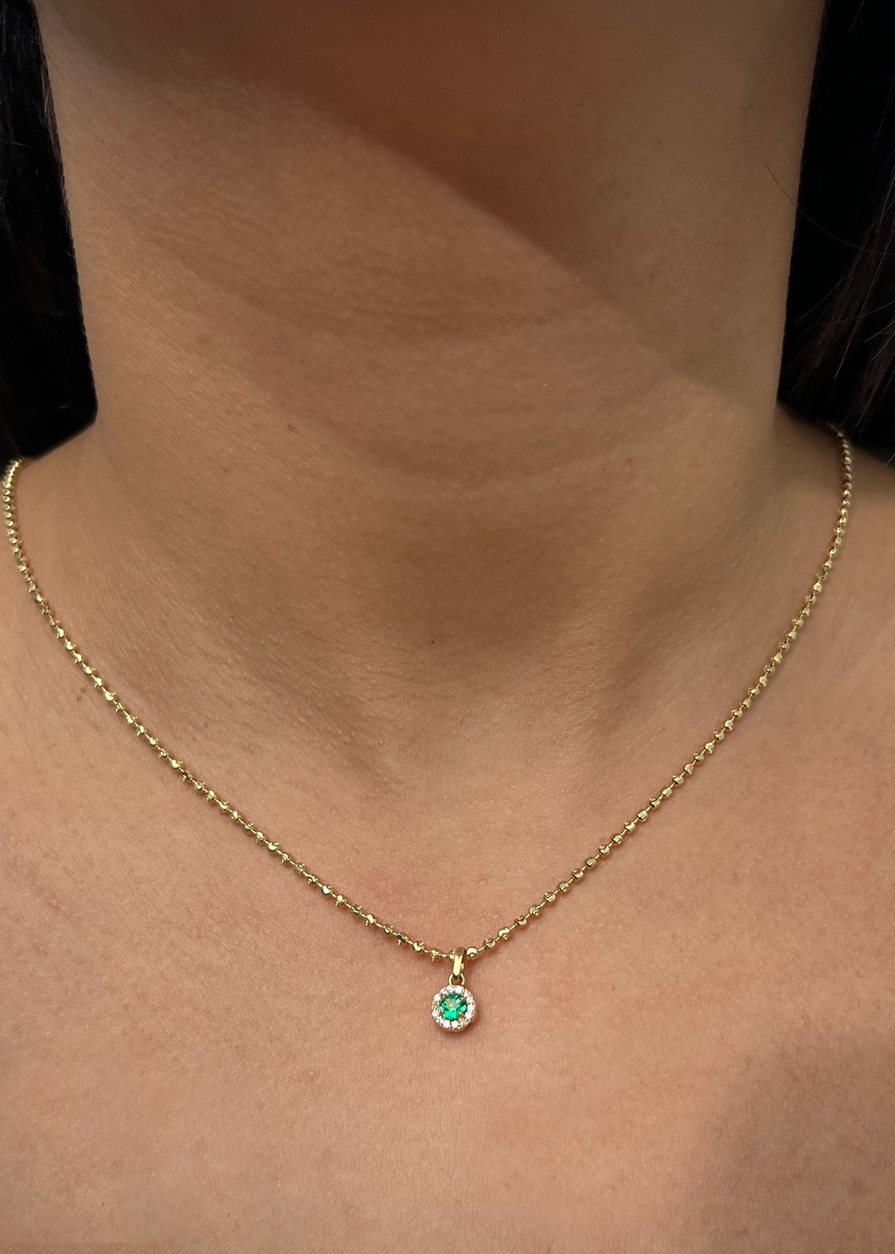 Dije con 17pts de esmeralda y 10pts de diamantes 0.65gr / Largo 1.1cm / Oro Amarillo (Joya) P